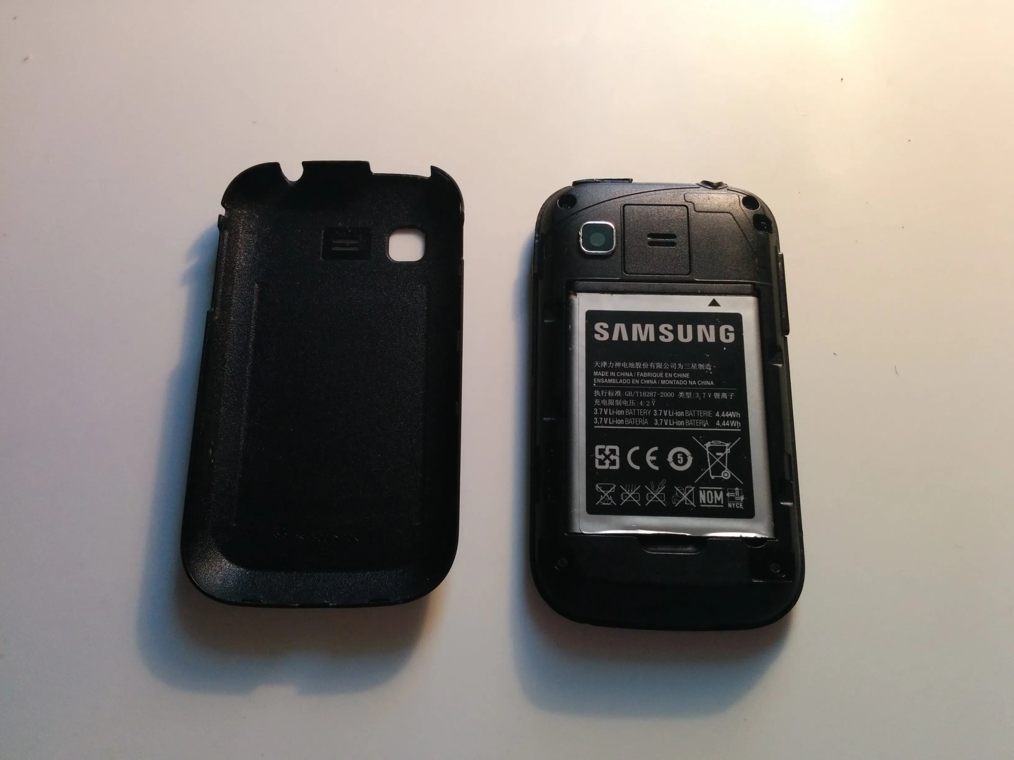 Samsung Galaxy Pocket (GT-S5300) Разборка, Samsung Galaxy Pocket (GT-S5300) Разборка: шаг 1, изображение 2 из 3