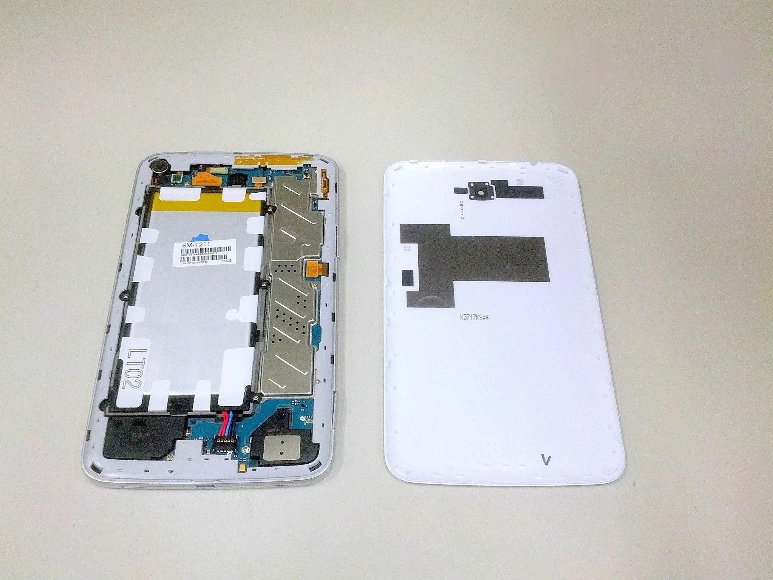 Samsung Galaxy Tab 3 7.0 3G Teardown, Samsung Galaxy Tab 3 7.0 3G Teardown: шаг 1, изображение 2 из 2