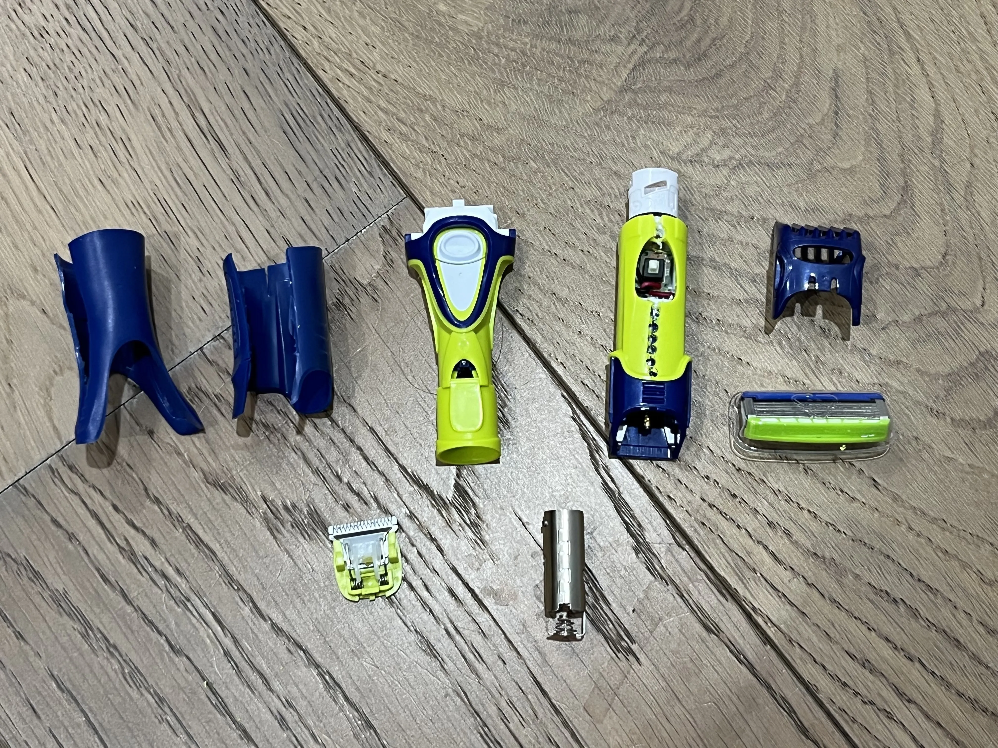 Schick Hydro 5 Groomer Kit 4 In 1 Power Trimmer Teardown: шаг 9, изображение 1 из 1