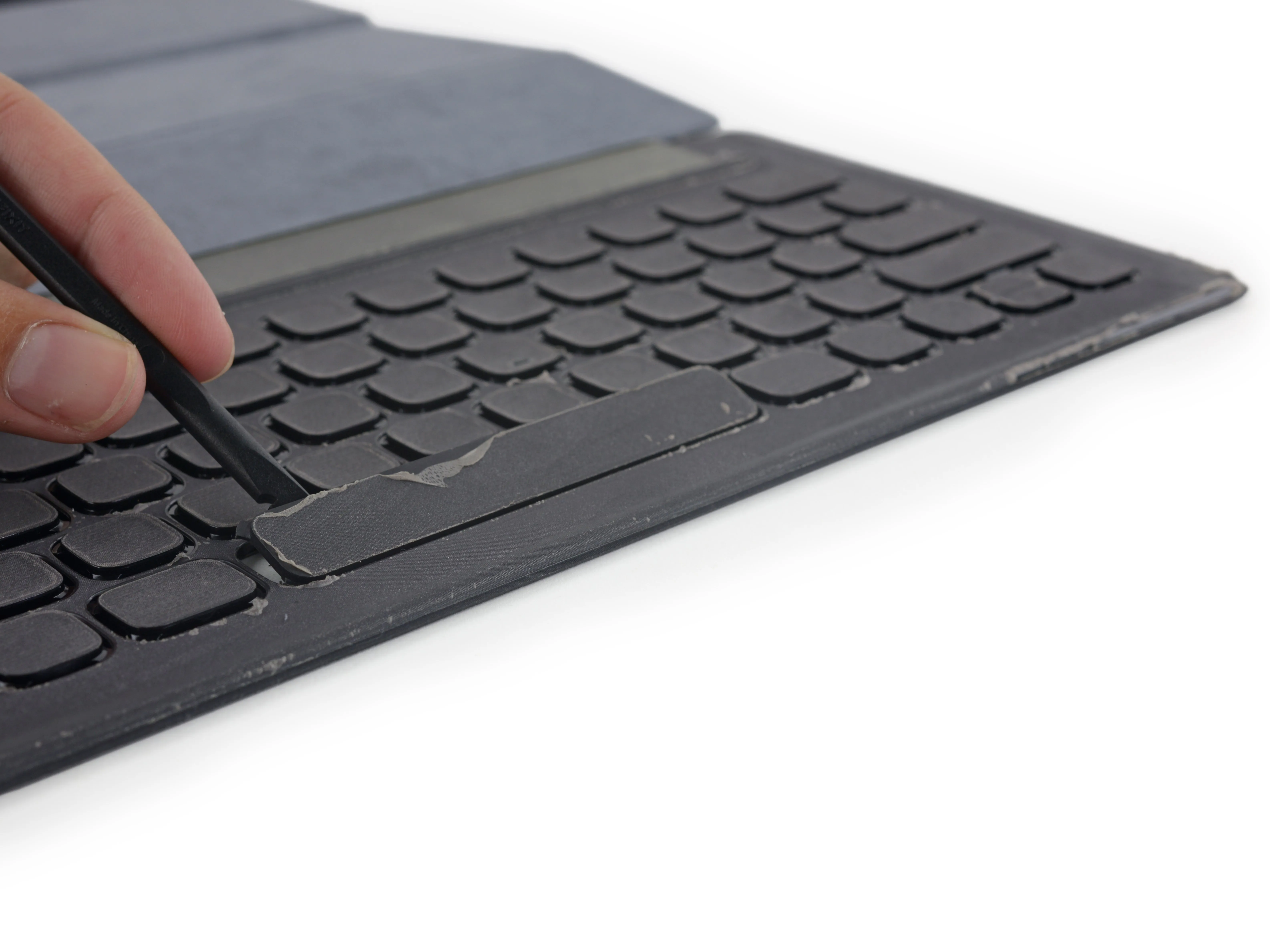 Разборка клавиатуры Smart Keyboard: шаг 5, изображение 2 из 3