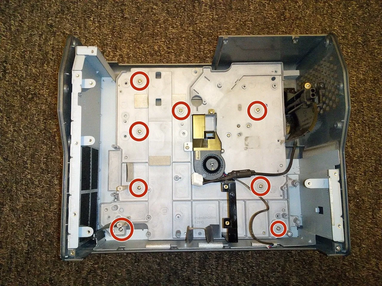 Разбор DLP-проектора Smart UF75, отделение основания от корпуса: шаг 15, изображение 1 из 2