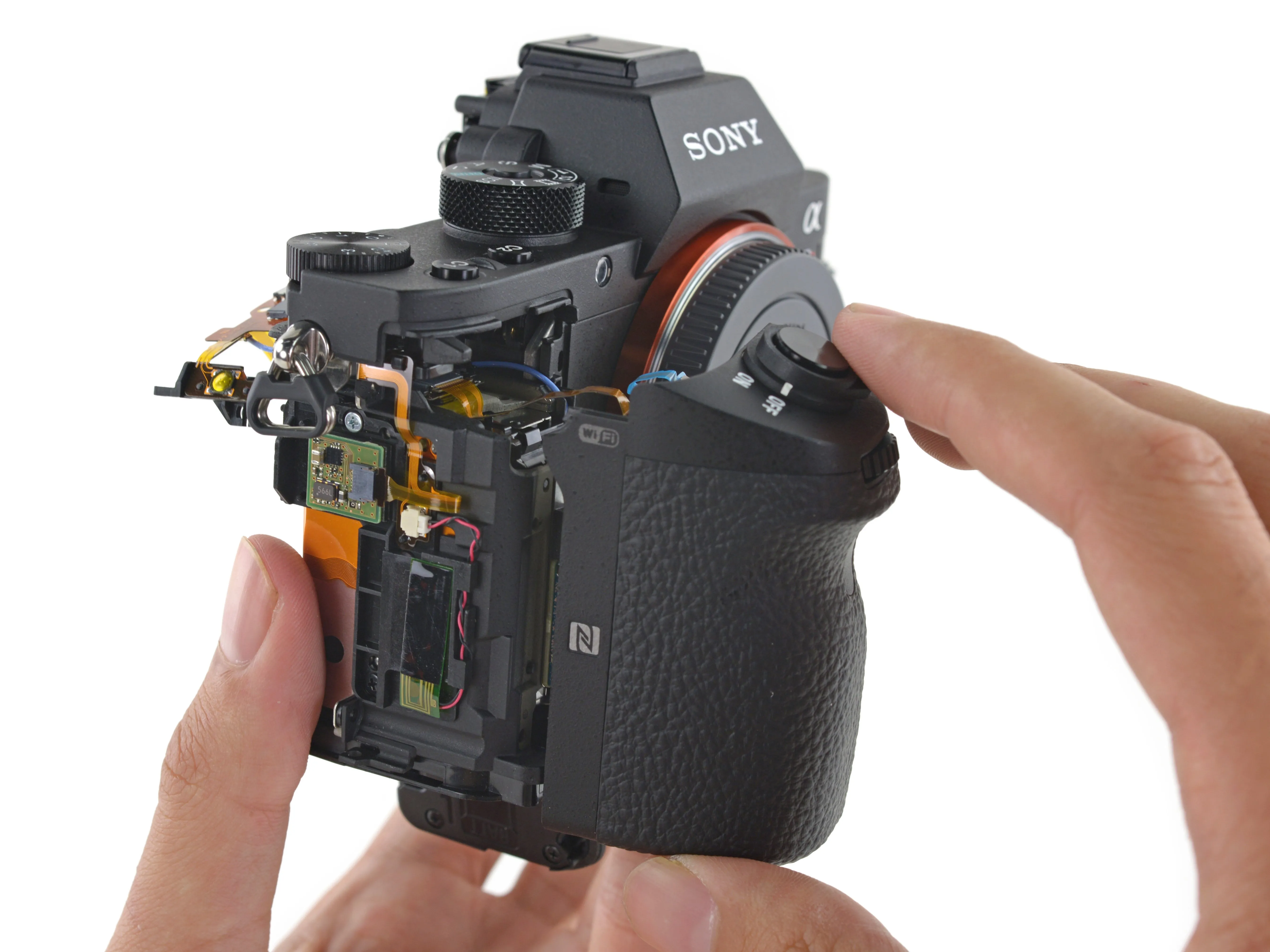 Sony a7R II Teardown: шаг 12, изображение 2 из 3