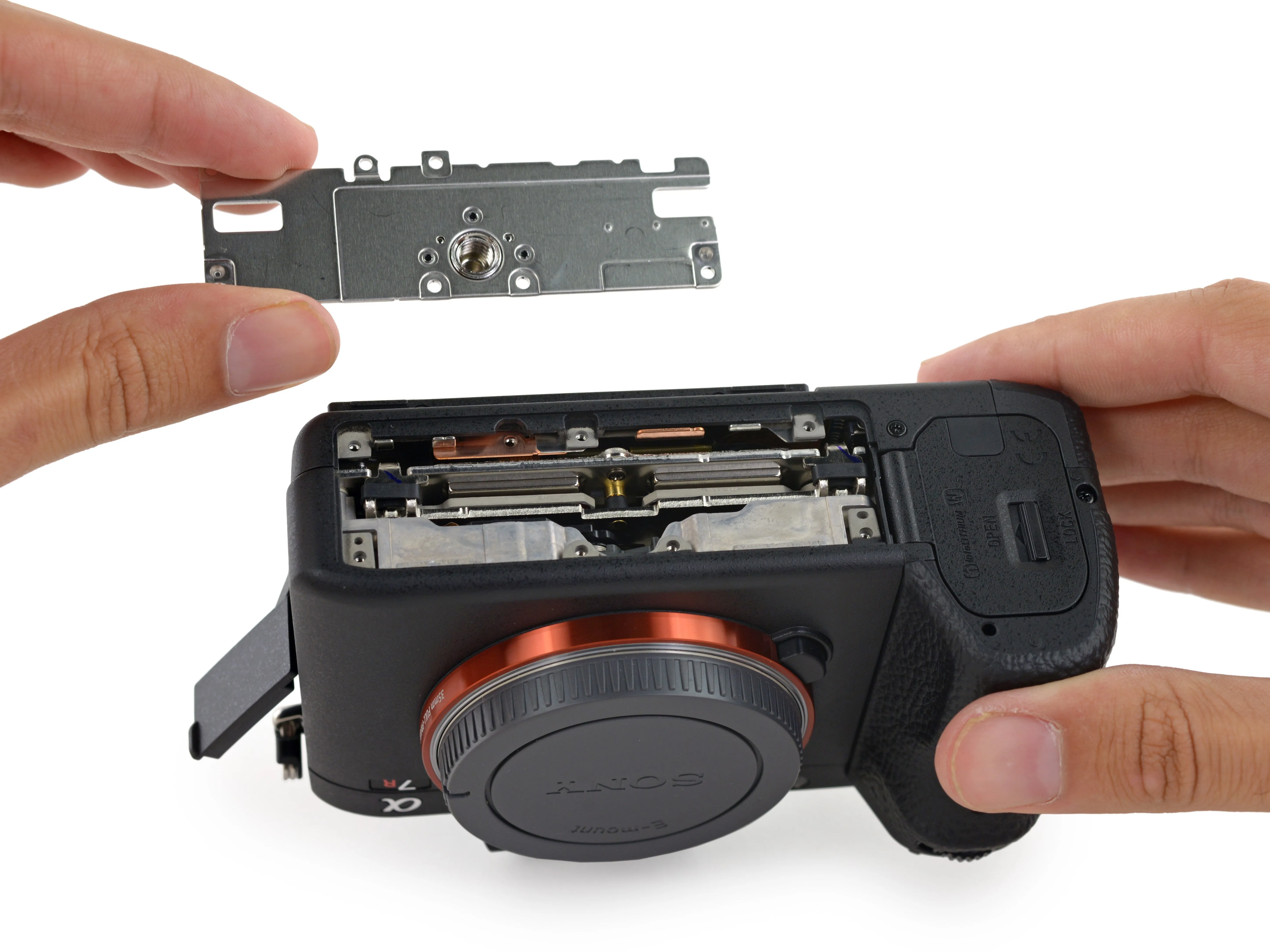 Sony a7R II Teardown: шаг 5, изображение 3 из 3