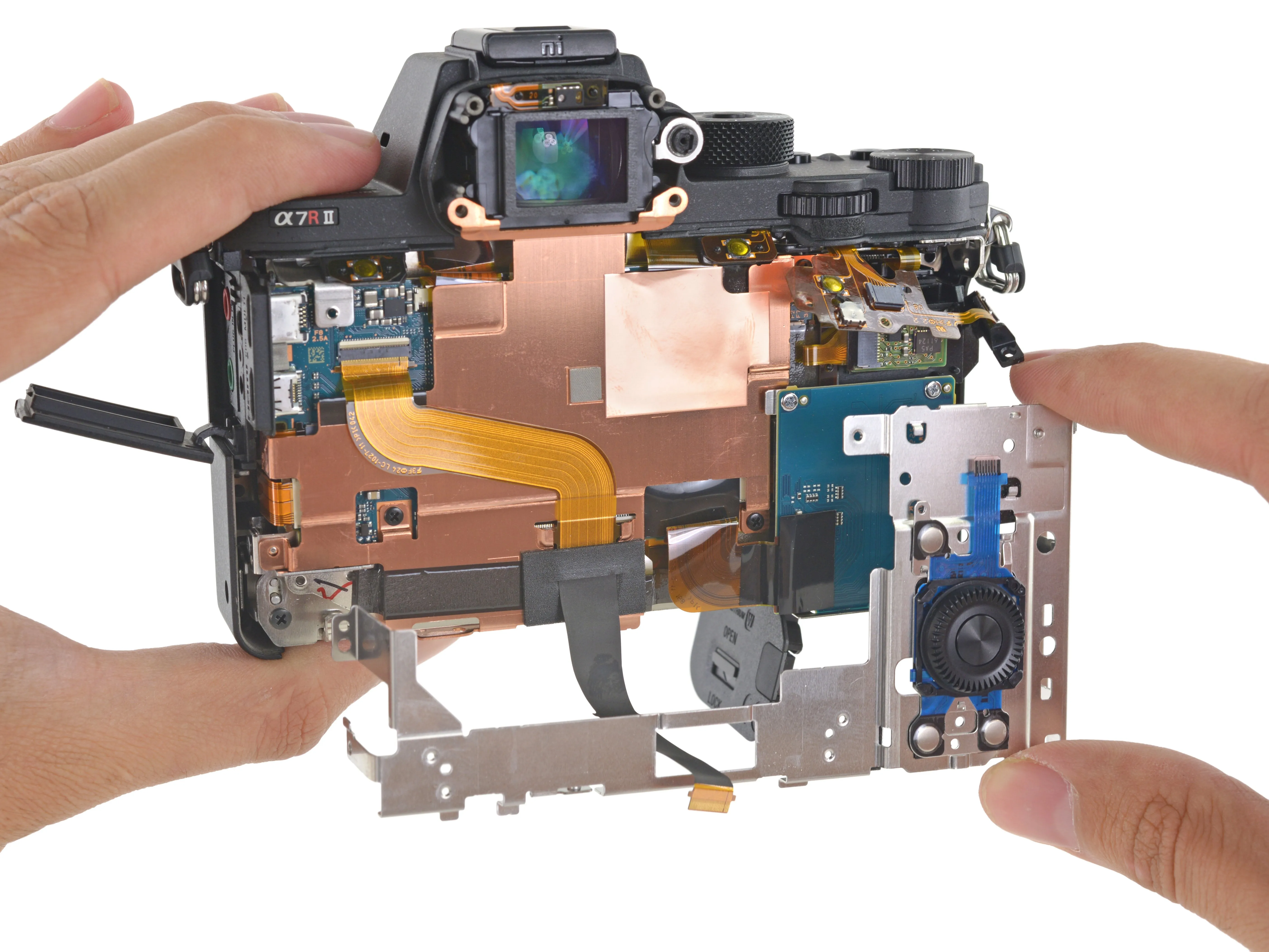 Sony a7R II Teardown: шаг 9, изображение 2 из 3