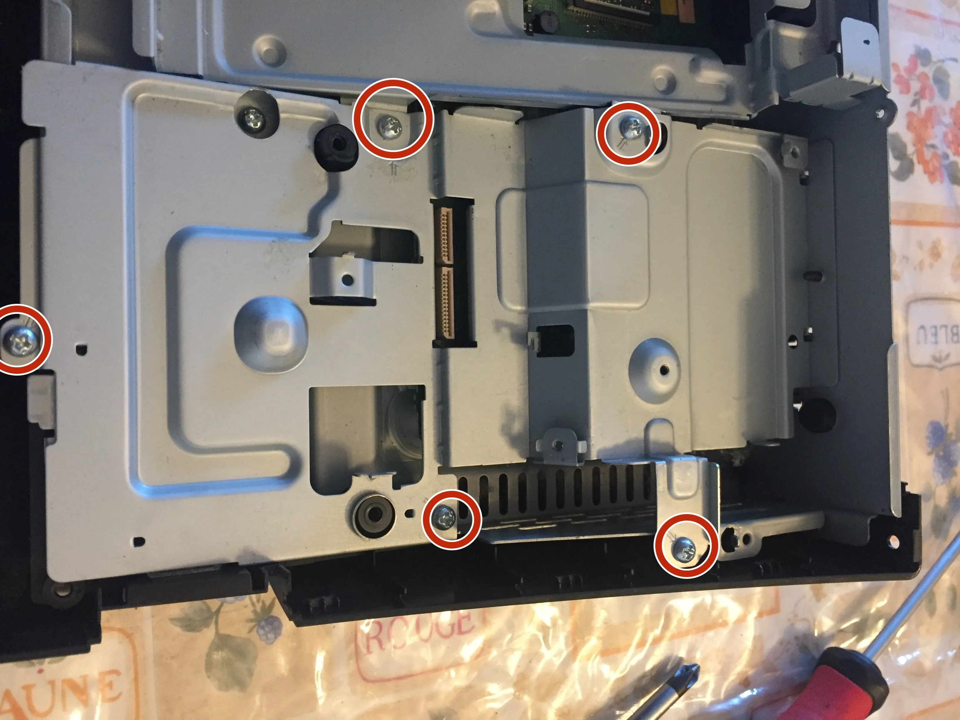 Sony BDV-NF620 Teardown, первый экран: шаг 11, изображение 1 из 2