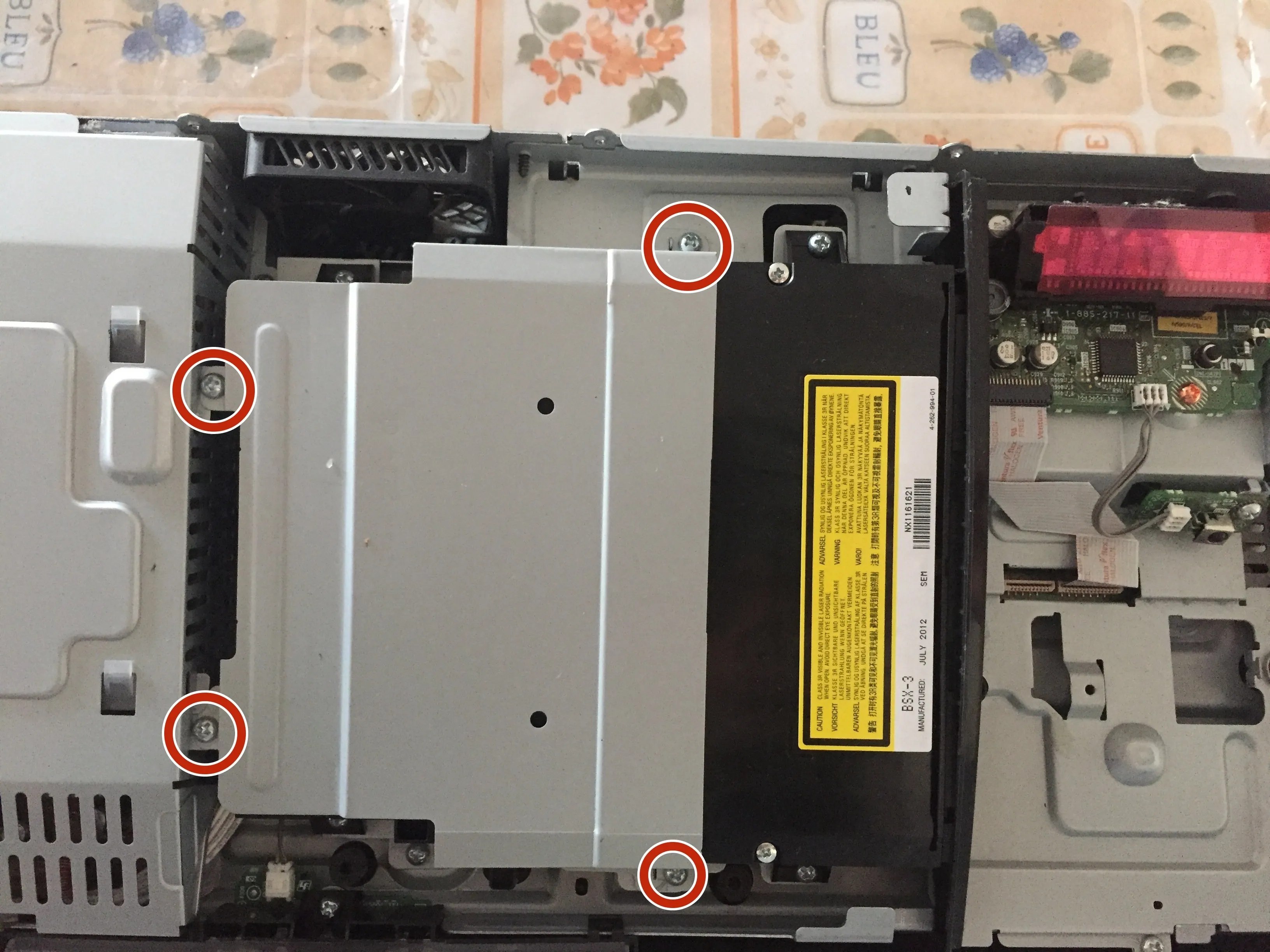 Sony BDV-NF620 Teardown, оптический привод: шаг 5, изображение 1 из 3