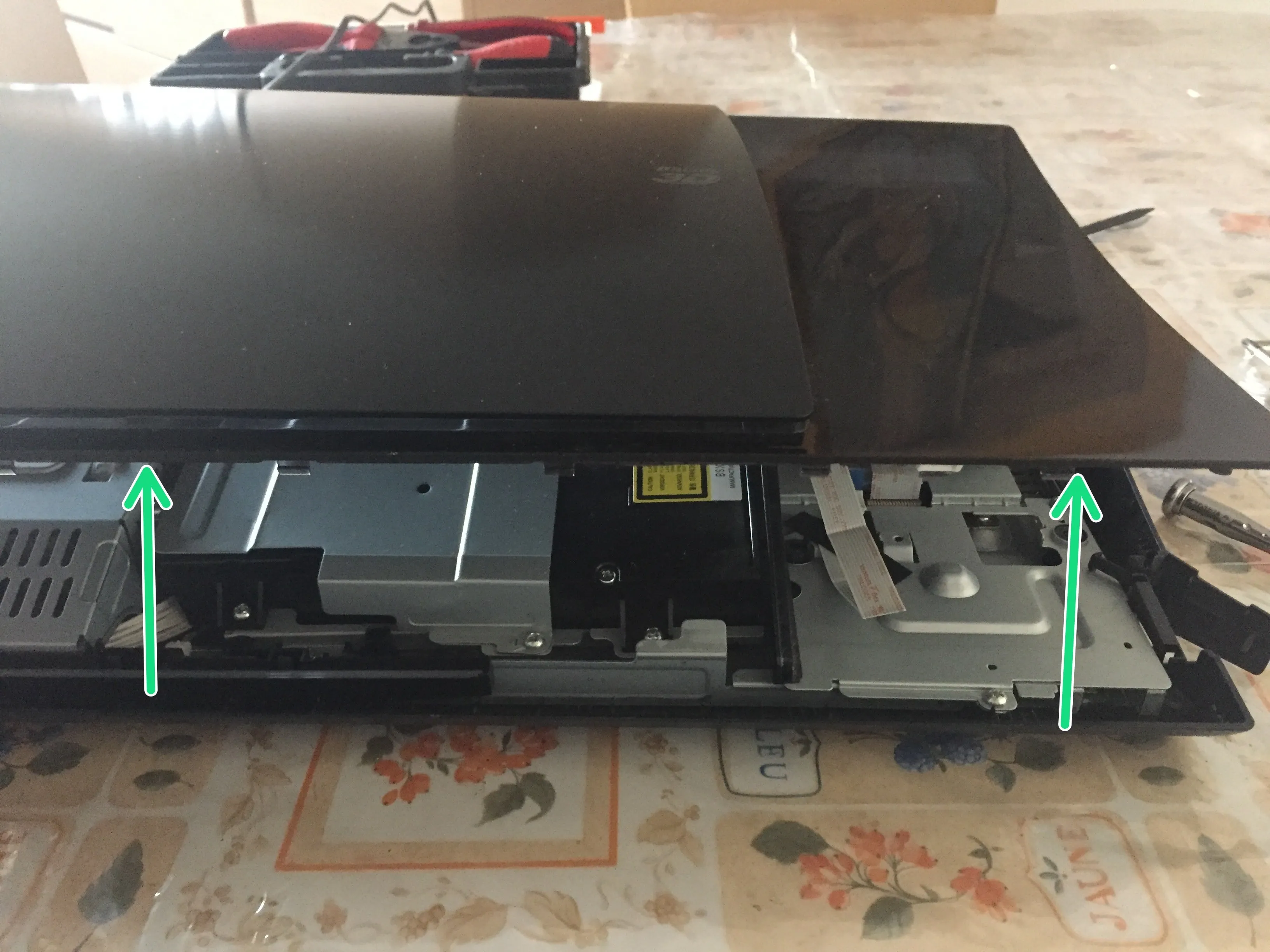 Sony BDV-NF620 Teardown, снятие верхней крышки: шаг 3, изображение 1 из 3