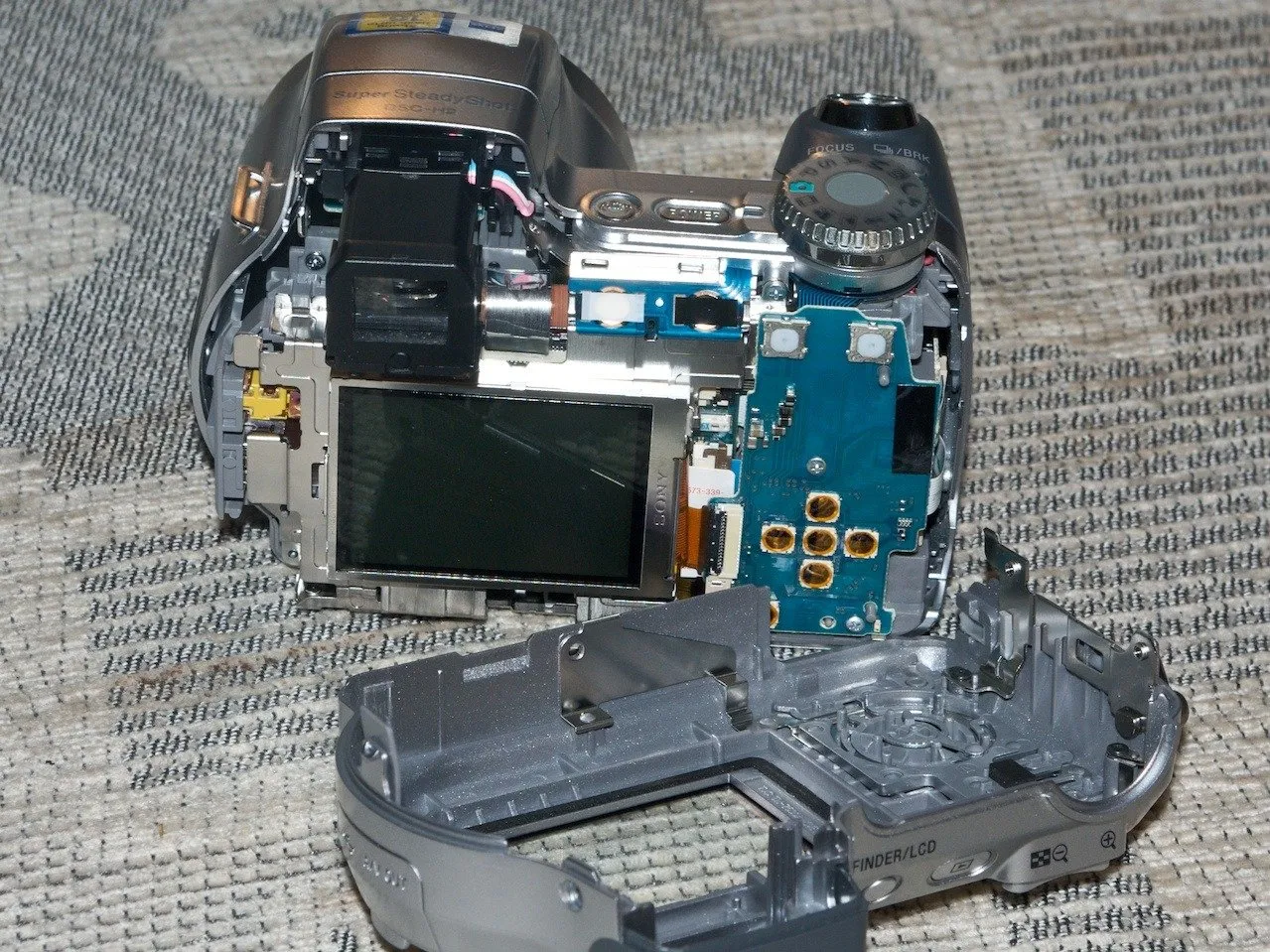 Sony Cyber-shot DSC-H2 Teardown: шаг 5, изображение 2 из 3