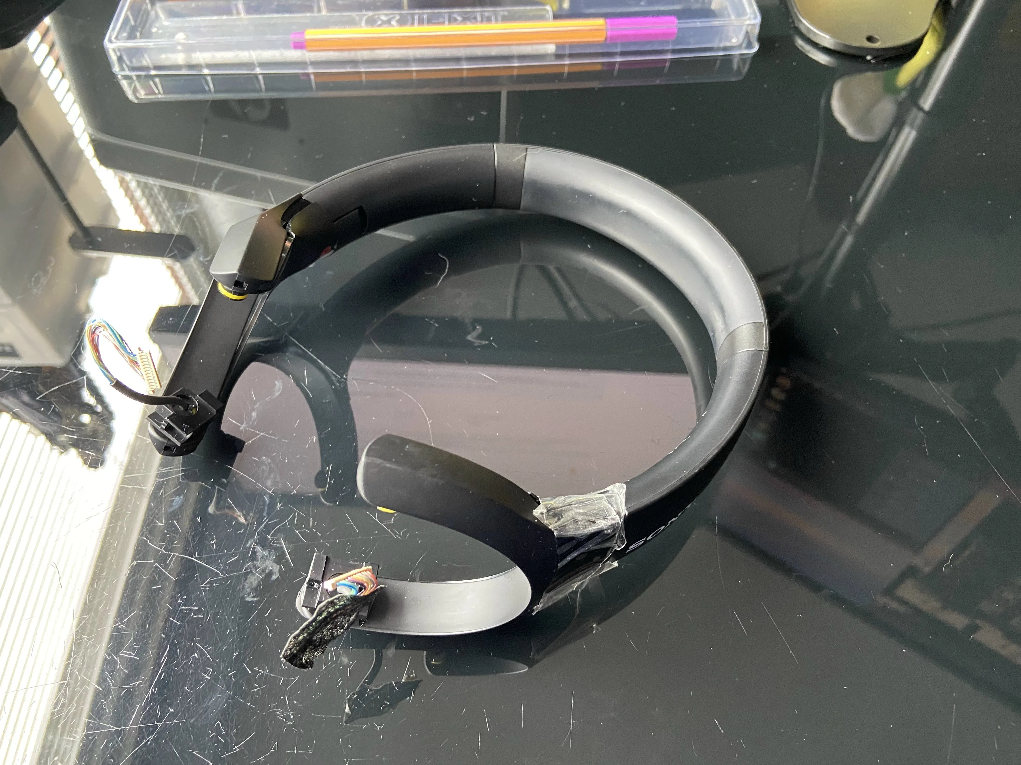 Sony h.ear on 3 Headband Arch teardown, Идентификация компонентов оголовья: шаг 1, изображение 1 из 3