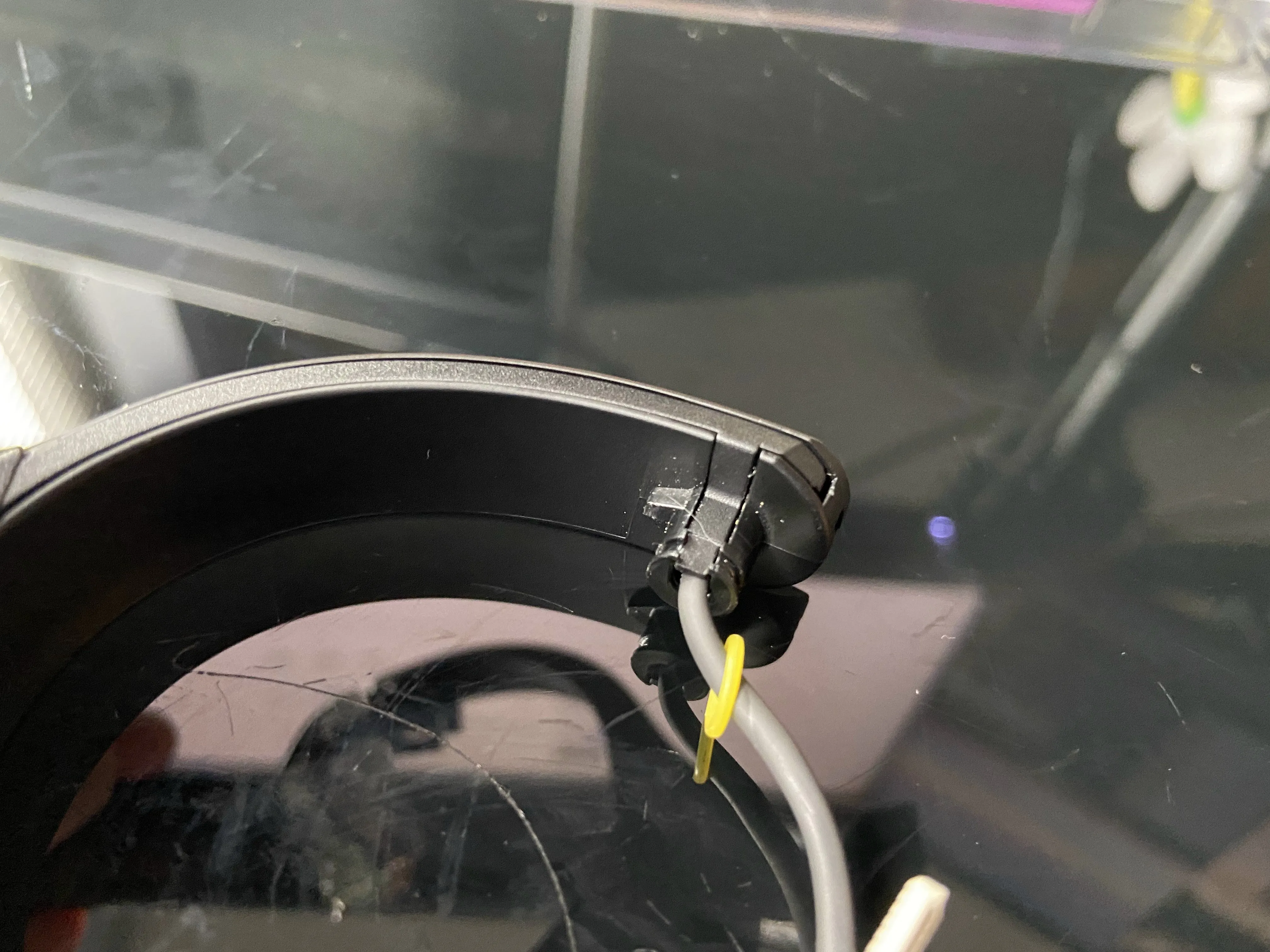 Sony h.ear on 3 Headband Arch teardown, Отсоедините резиновые кольца на задних штырьках: шаг 3, изображение 3 из 3