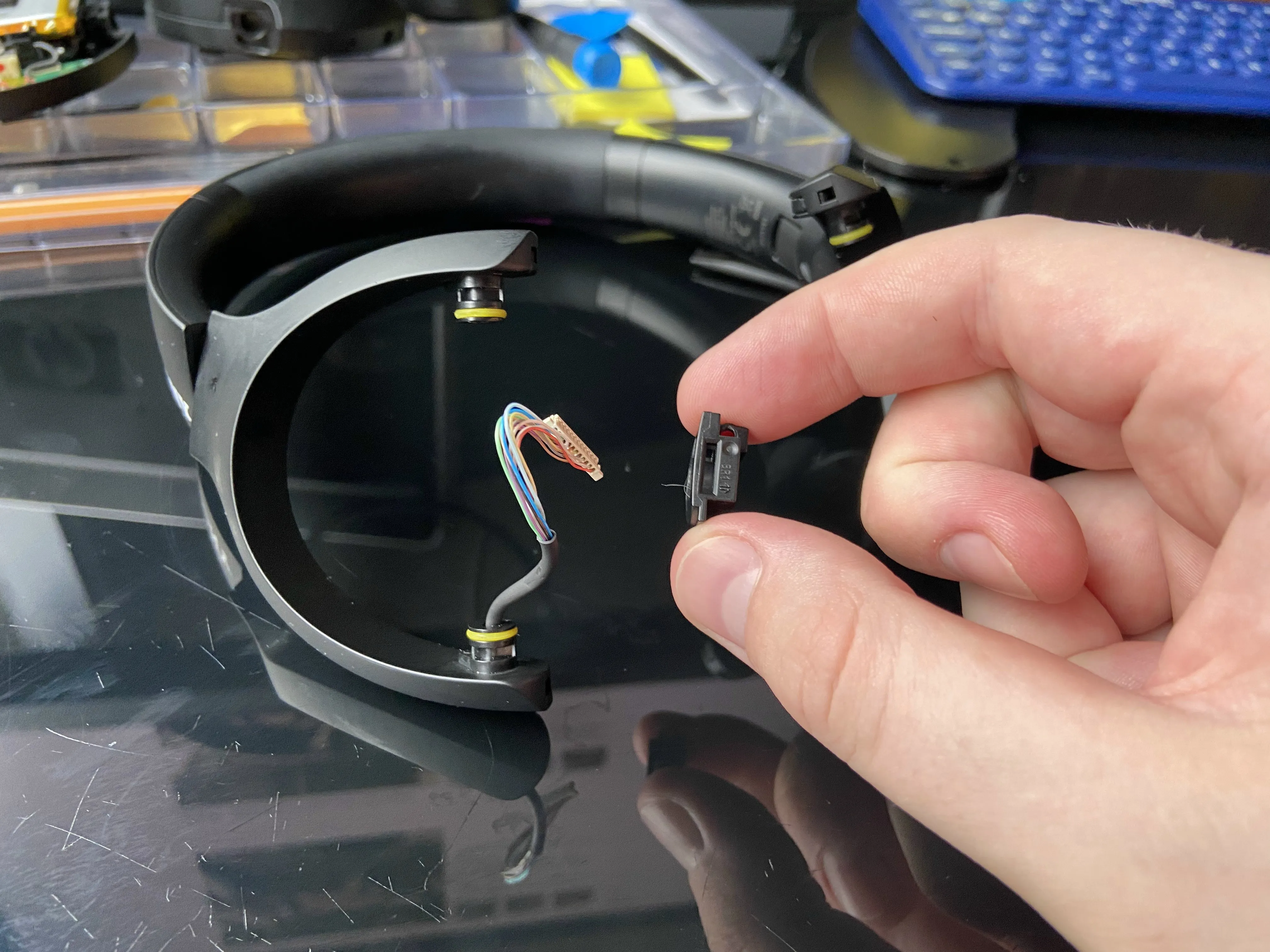 Sony h.ear on 3 Headband Arch teardown, откручивание штыревых кронштейнов: шаг 2, изображение 3 из 3