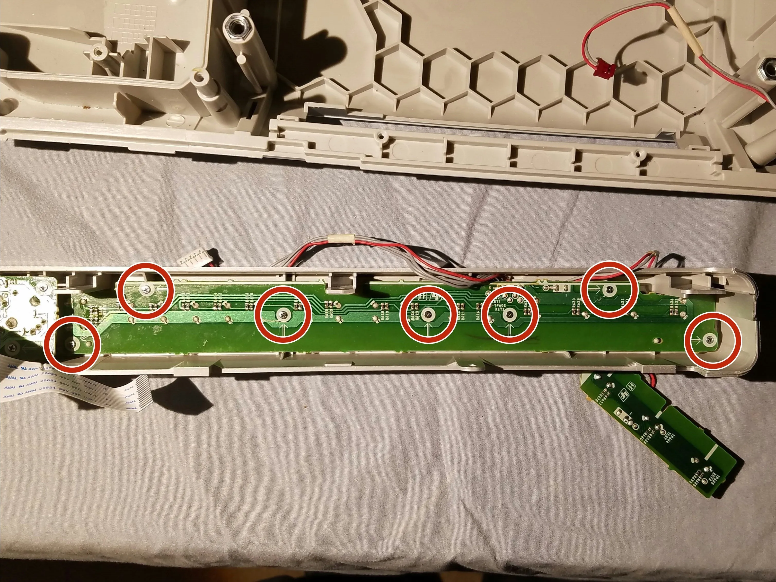 Sony ICF-CD553RM Under Cabinet Kitchen CD Clock Radio Teardown, разборка лицевой части: шаг 9, изображение 1 из 3