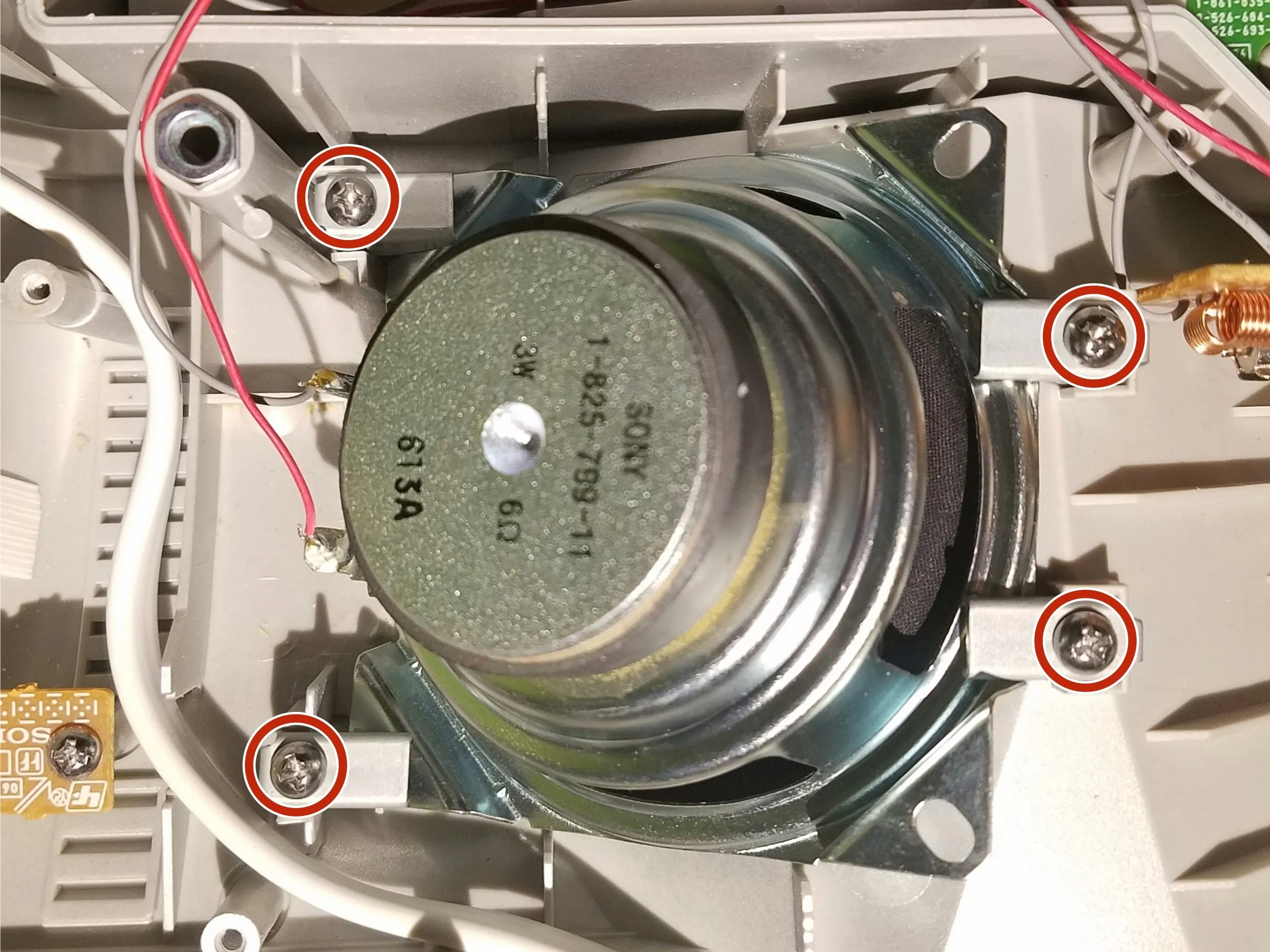 Sony ICF-CD553RM под кабинетом кухня CD-часы радио Teardown, удаление левого Circut платы и динамик: шаг 2, изображение 3 из 3