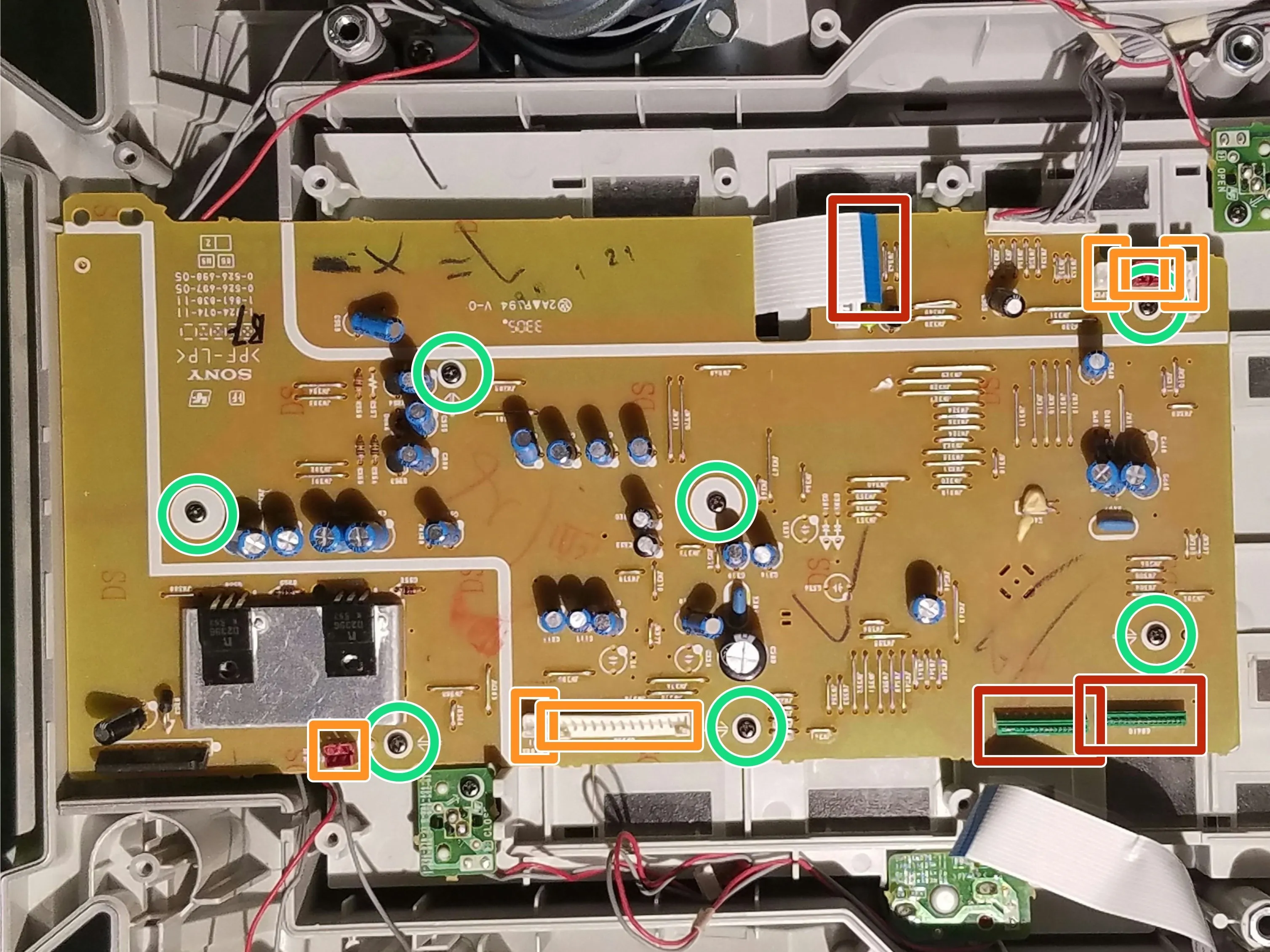 Разборка Sony ICF-CD553RM в подкапотном пространстве кухонного CD-часового радиоприемника, извлечение материнской платы: шаг 4, изображение 1 из 3