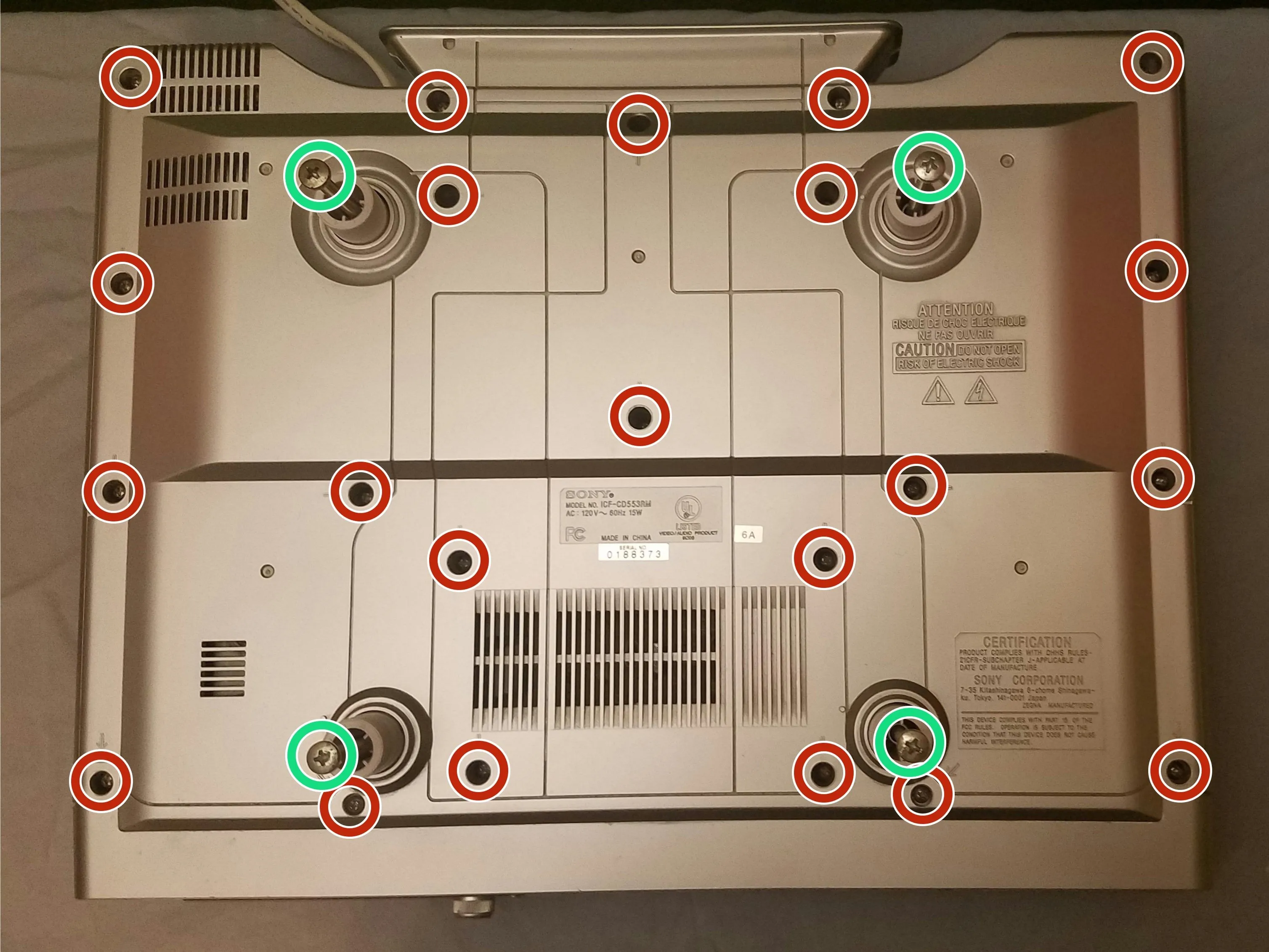 Sony ICF-CD553RM под шкафом кухня CD часы радио Teardown, удаление винтов верхней крышки: шаг 1, изображение 2 из 3