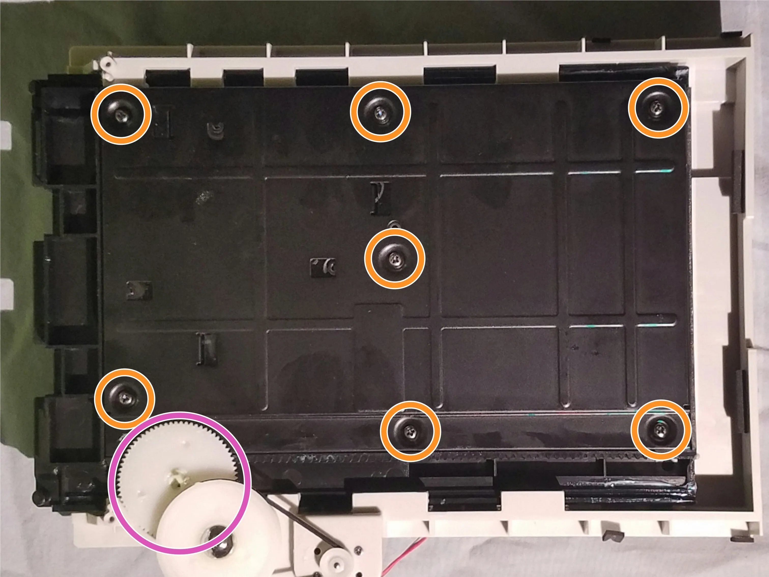 Sony ICF-CD553RM под шкафом кухня CD часы радио Teardown, снятие устройства чтения дисков: шаг 5, изображение 2 из 3