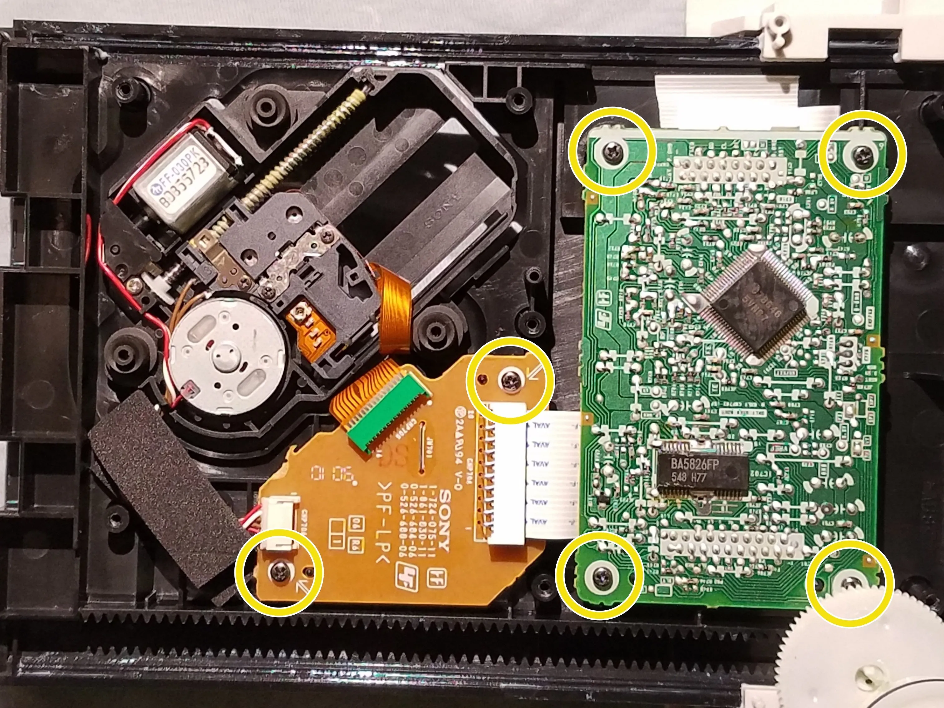 Sony ICF-CD553RM под шкафом кухня CD часы радио Teardown, снятие устройства чтения дисков: шаг 5, изображение 3 из 3