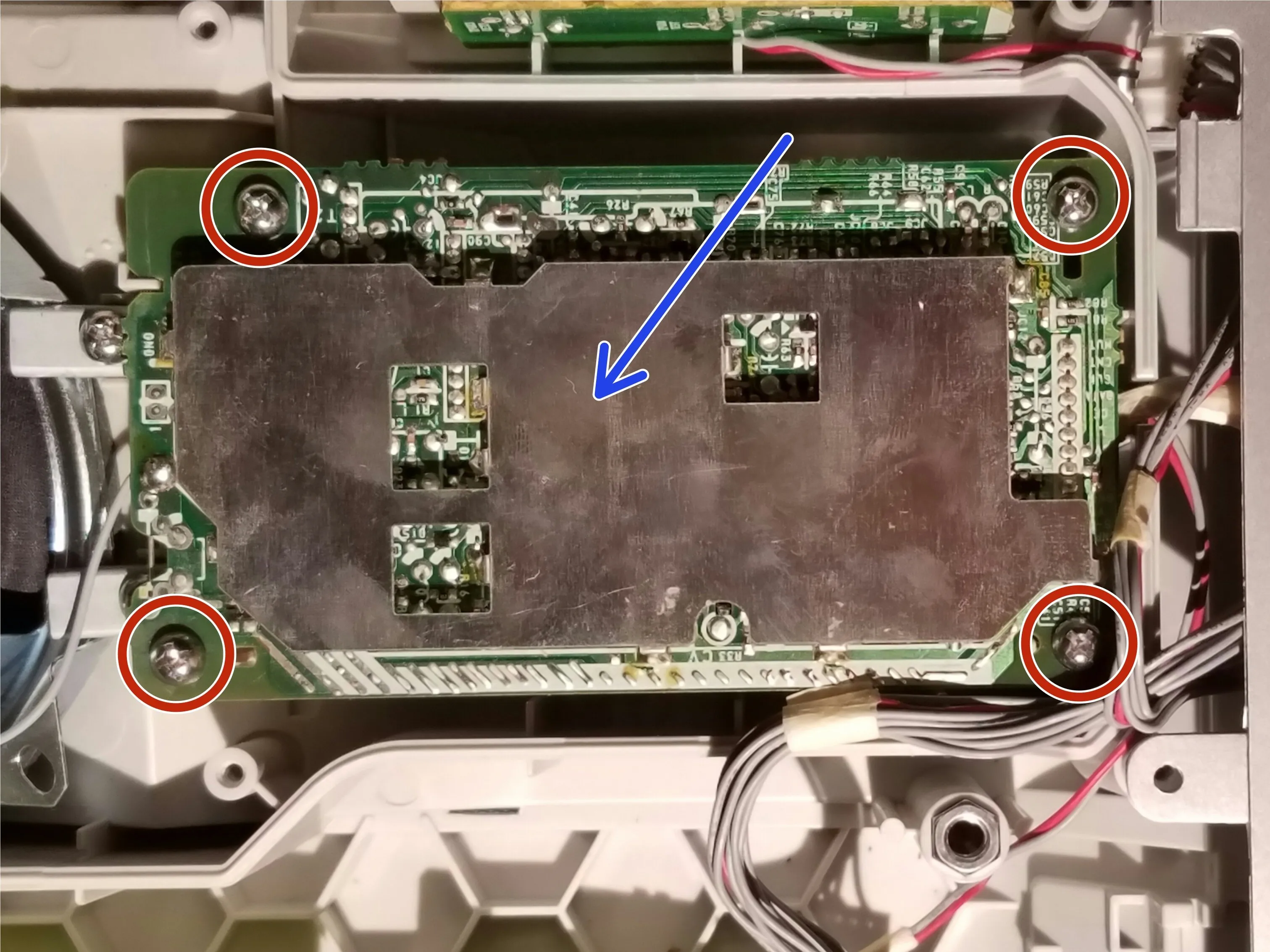 Разборка Sony ICF-CD553RM в подкапотном пространстве кухонного CD-часового радиоприемника, снятие правой печатной платы и динамика: шаг 6, изображение 1 из 3