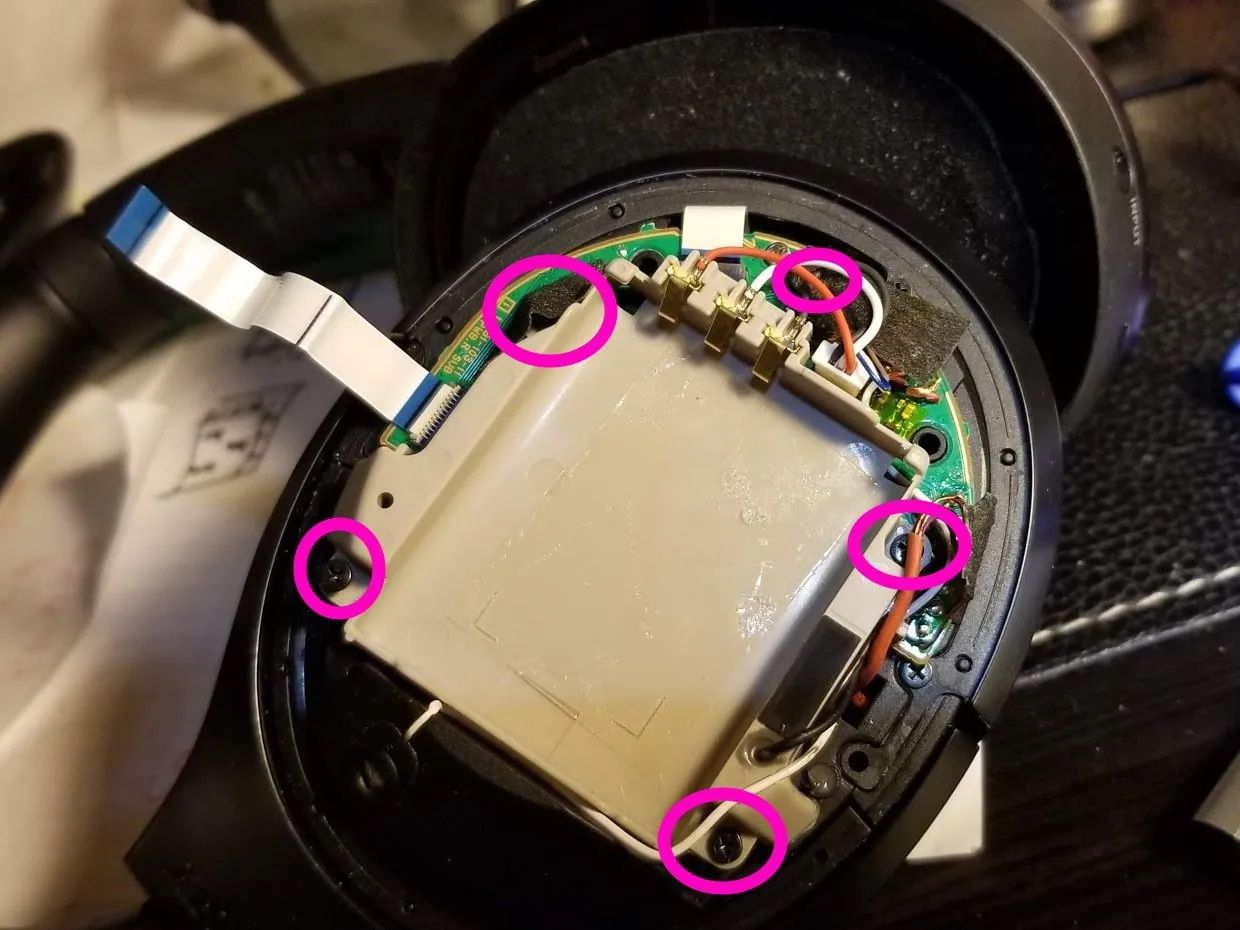 Разборка наушников Sony MDR-1000X с шумоподавлением, откручивание 4 винтов крепления бежевого цвета: шаг 8, изображение 1 из 2