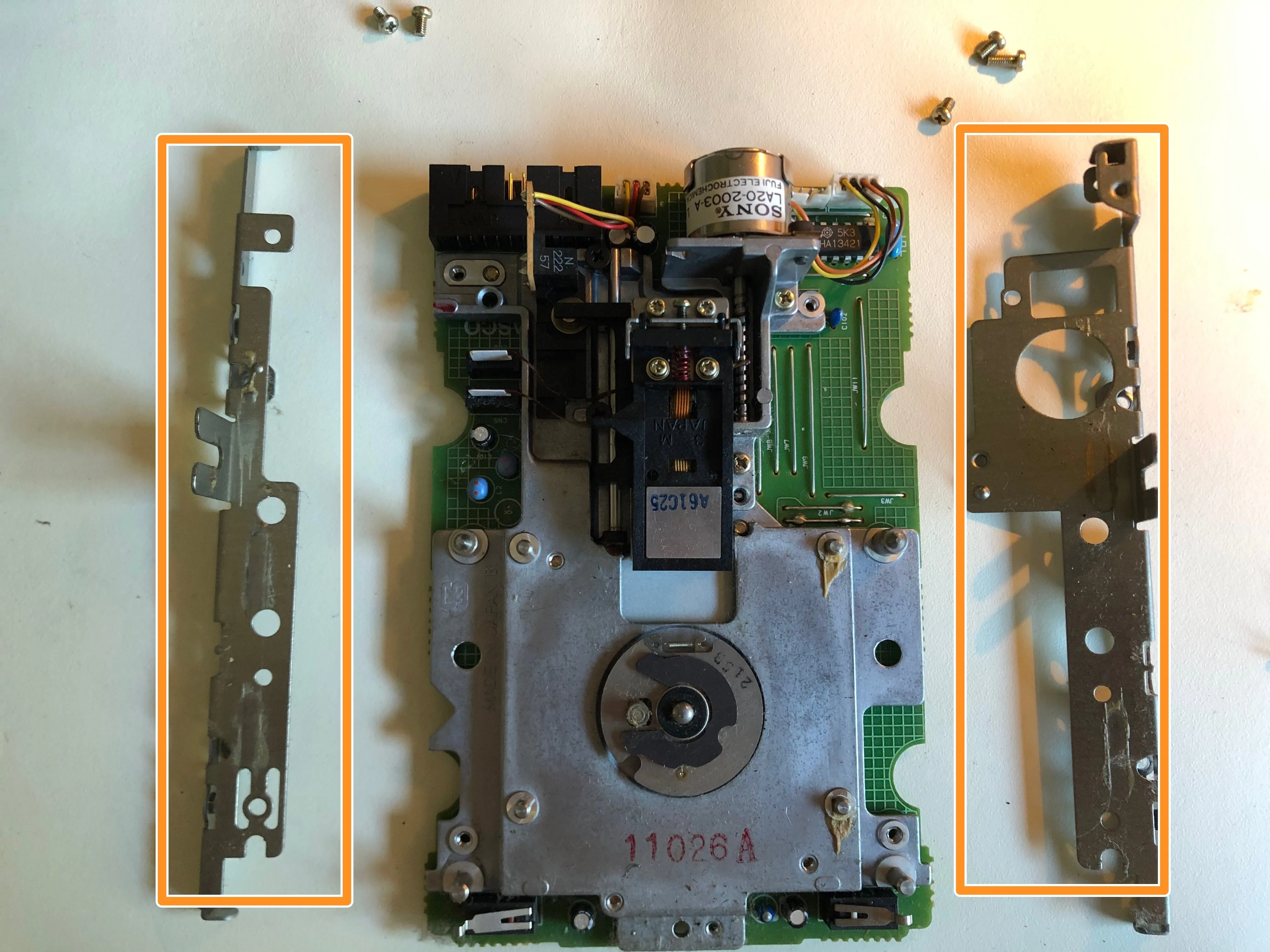 Sony MP-F75W Teardown, снятие боковых кронштейнов: шаг 8, изображение 1 из 1