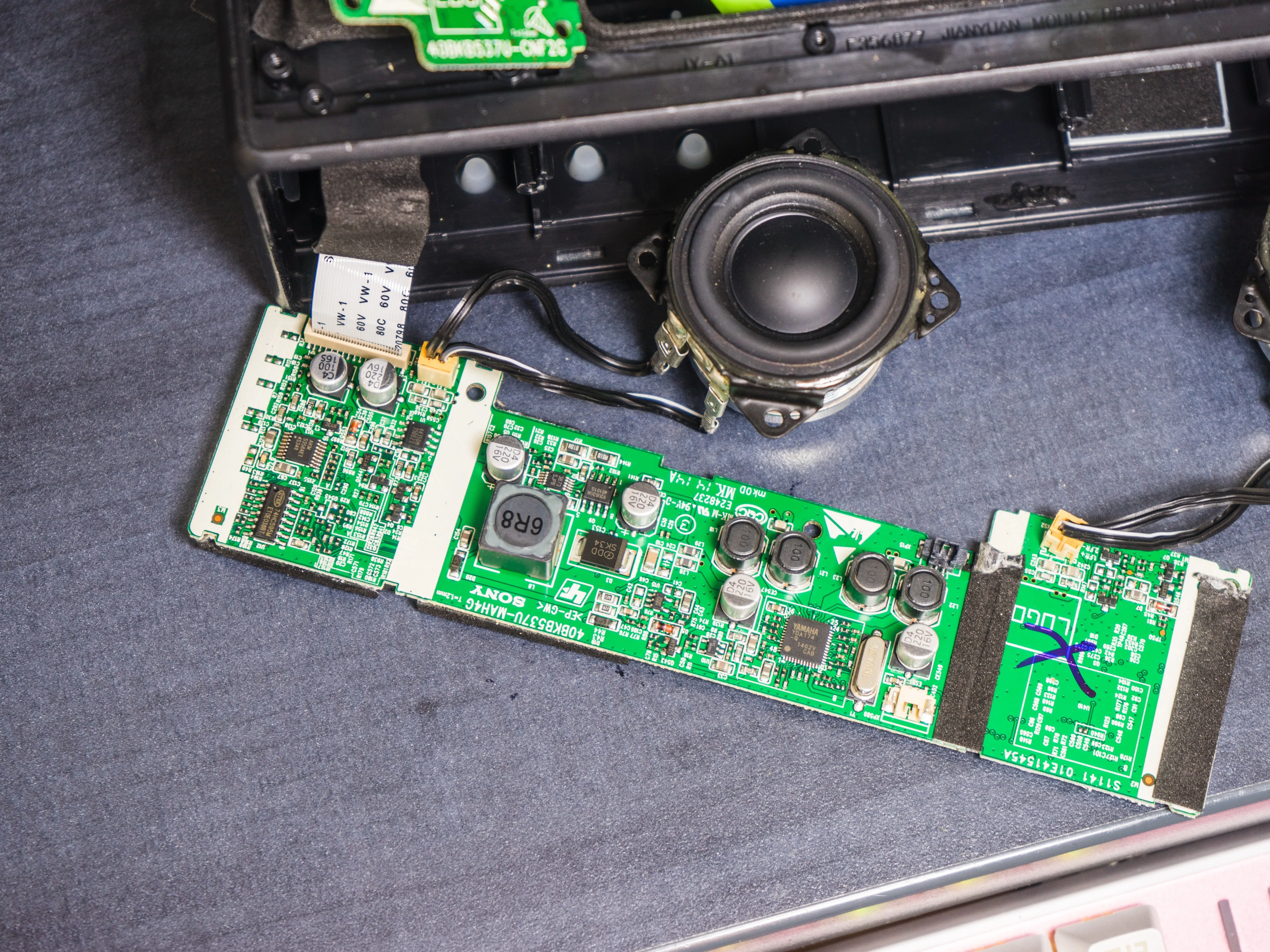 Беспроводная колонка Sony SRS-X3 Bluetooth NFC Teardown: шаг 2, изображение 3 из 3