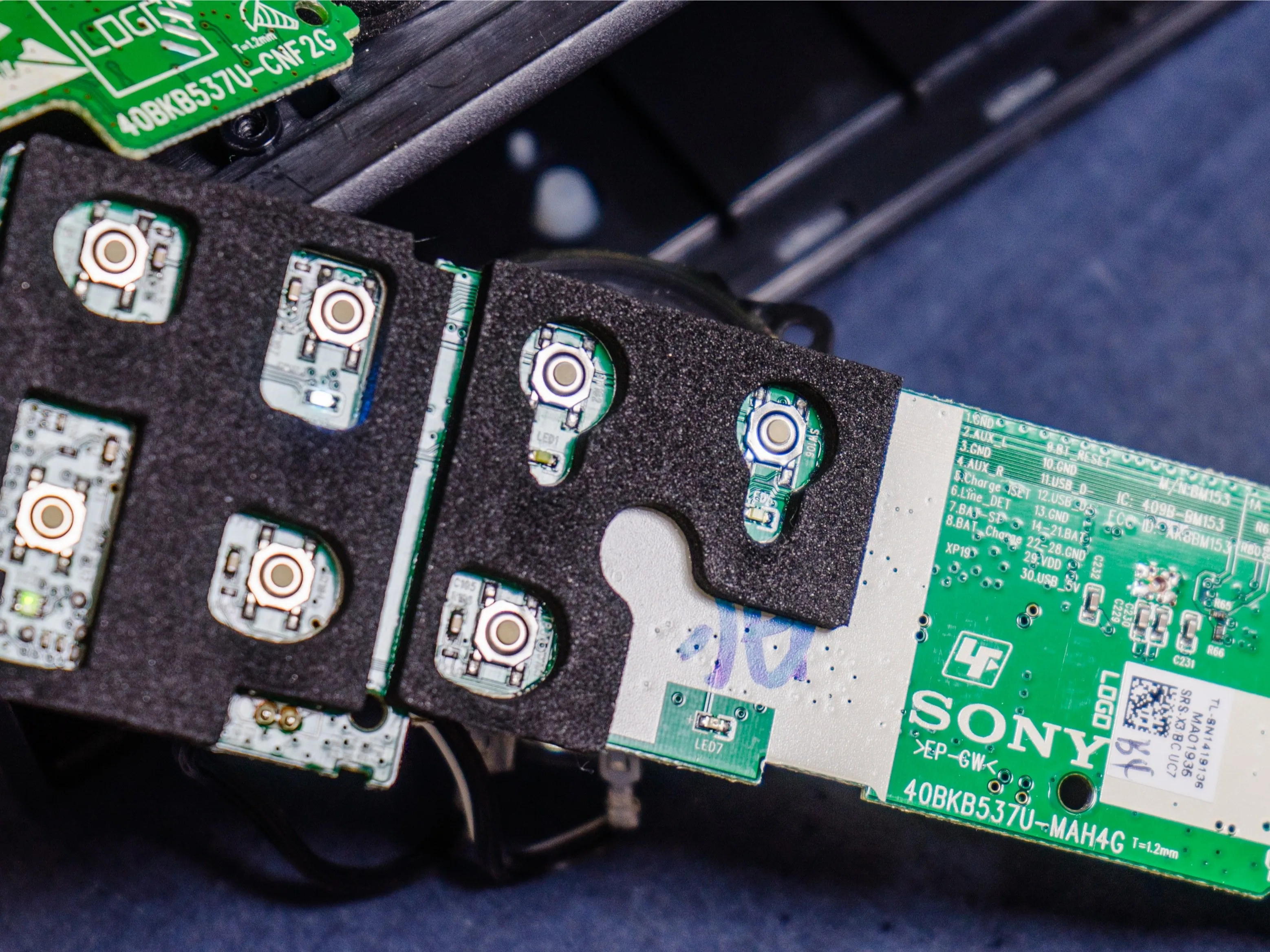 Беспроводная колонка Sony SRS-X3 Bluetooth NFC Teardown: шаг 3, изображение 3 из 3