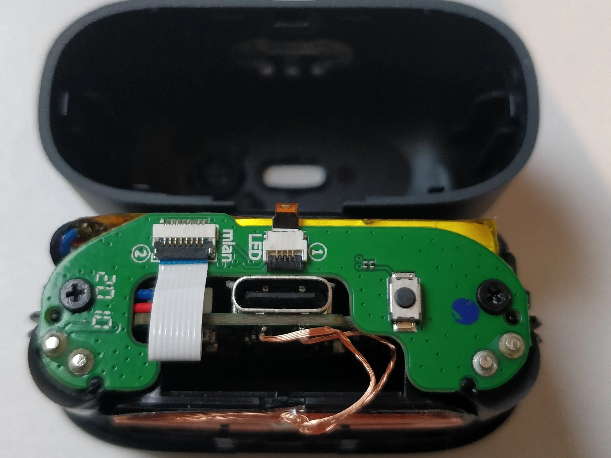 Корпус для зарядки Soundcore Liberty Air 2 Teardown, Отделение внутреннего корпуса от внешнего: шаг 2, изображение 3 из 3