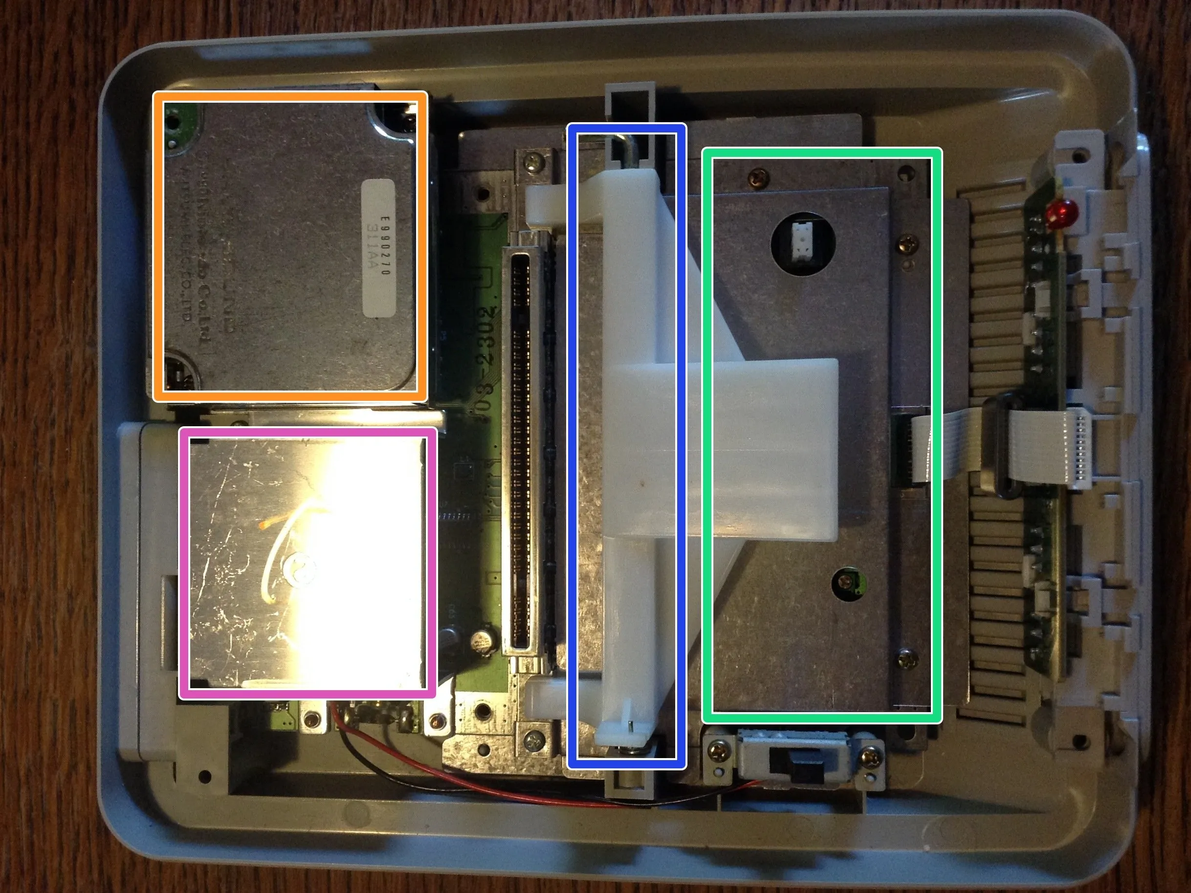 Super Famicom Teardown, открытие корпуса: шаг 1, изображение 2 из 2