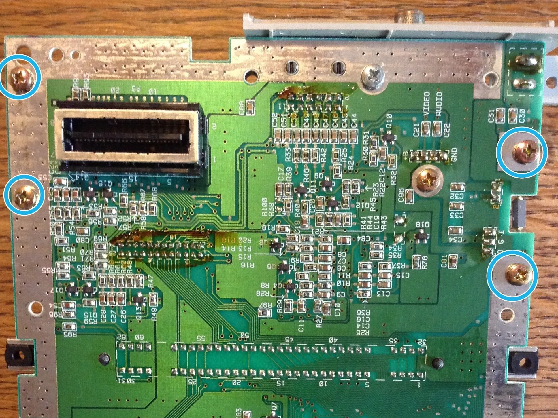 Разборка Super Famicom, снятие кожуха конденсатора: шаг 8, изображение 2 из 2