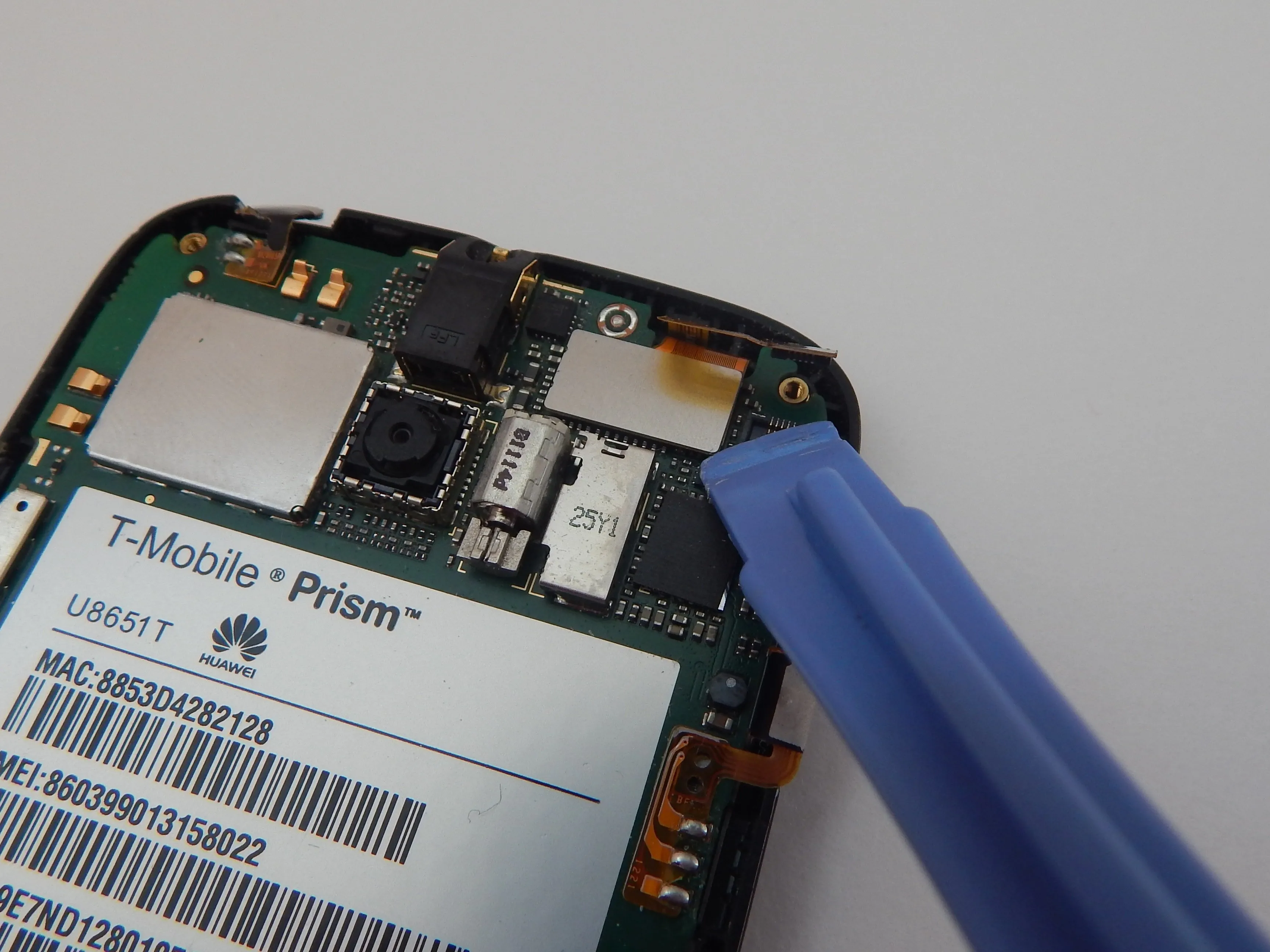 Разборка T-Mobile Huawei Prism U8651T, извлечение внутреннего разъема экрана: шаг 9, изображение 2 из 3