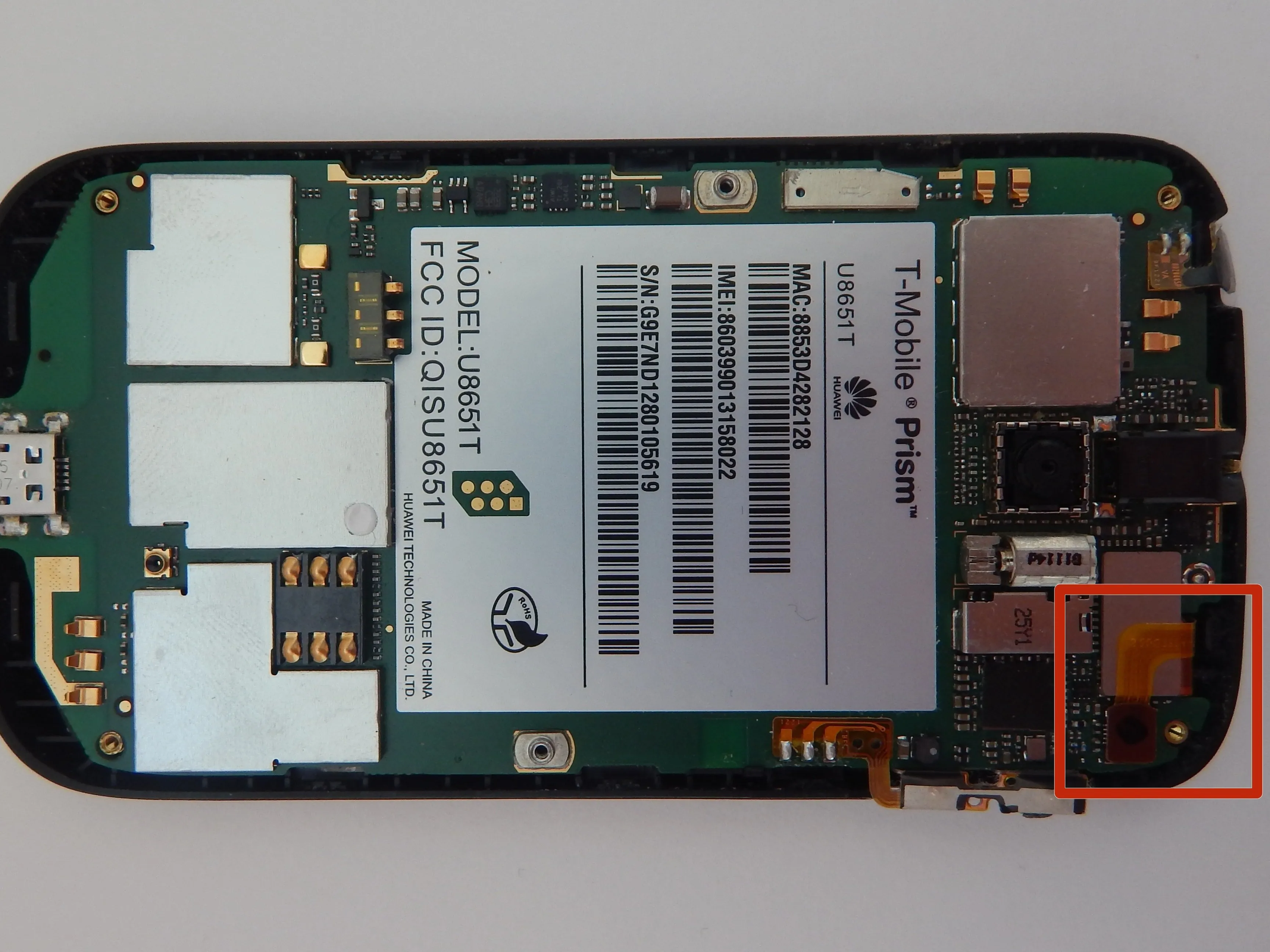 Разборка T-Mobile Huawei Prism U8651T, извлечение внешнего разъема экрана: шаг 8, изображение 1 из 3