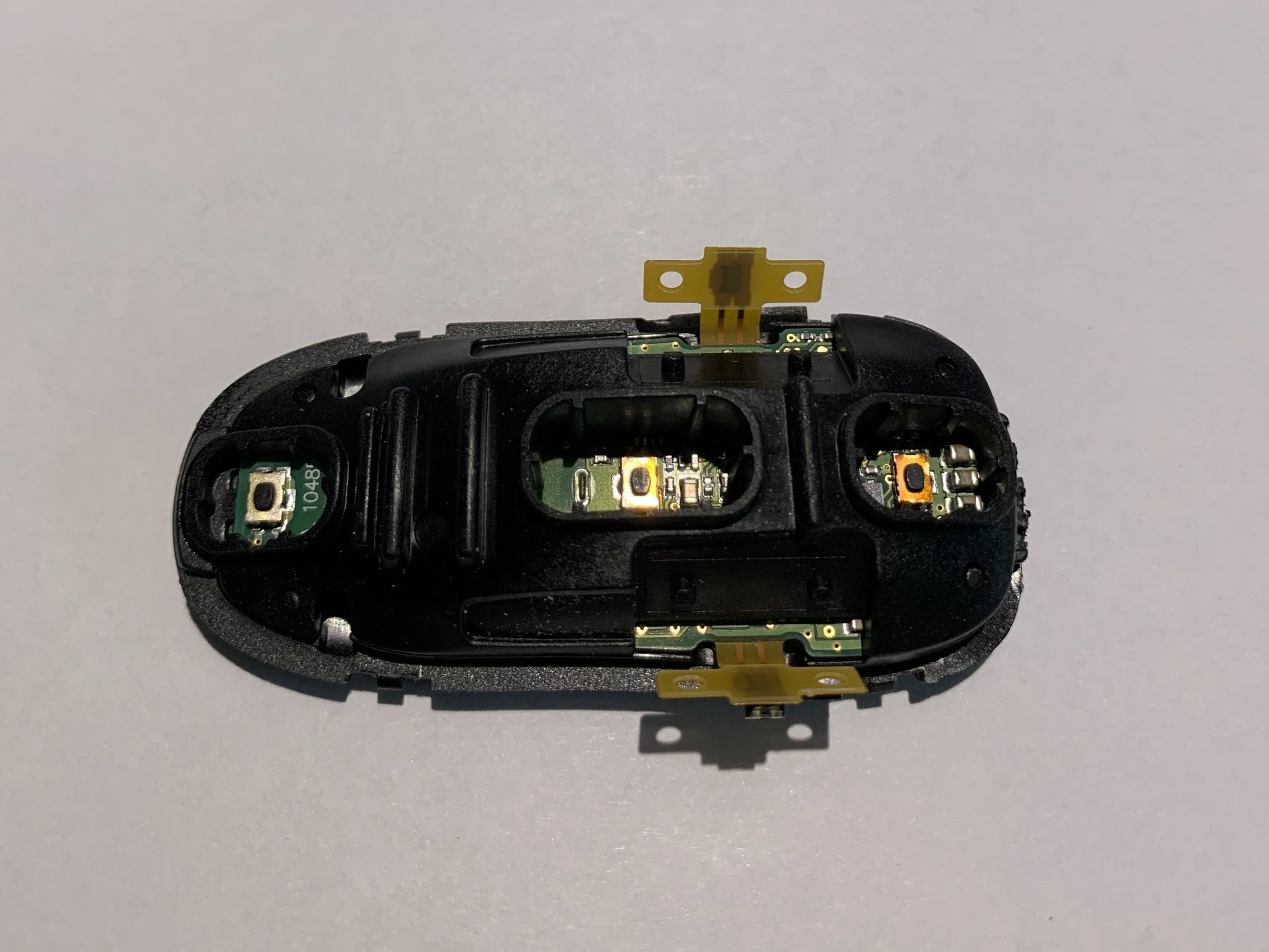 Tesla Model X Key Fob Teardown, Снятие боковых кнопок: шаг 5, изображение 2 из 3