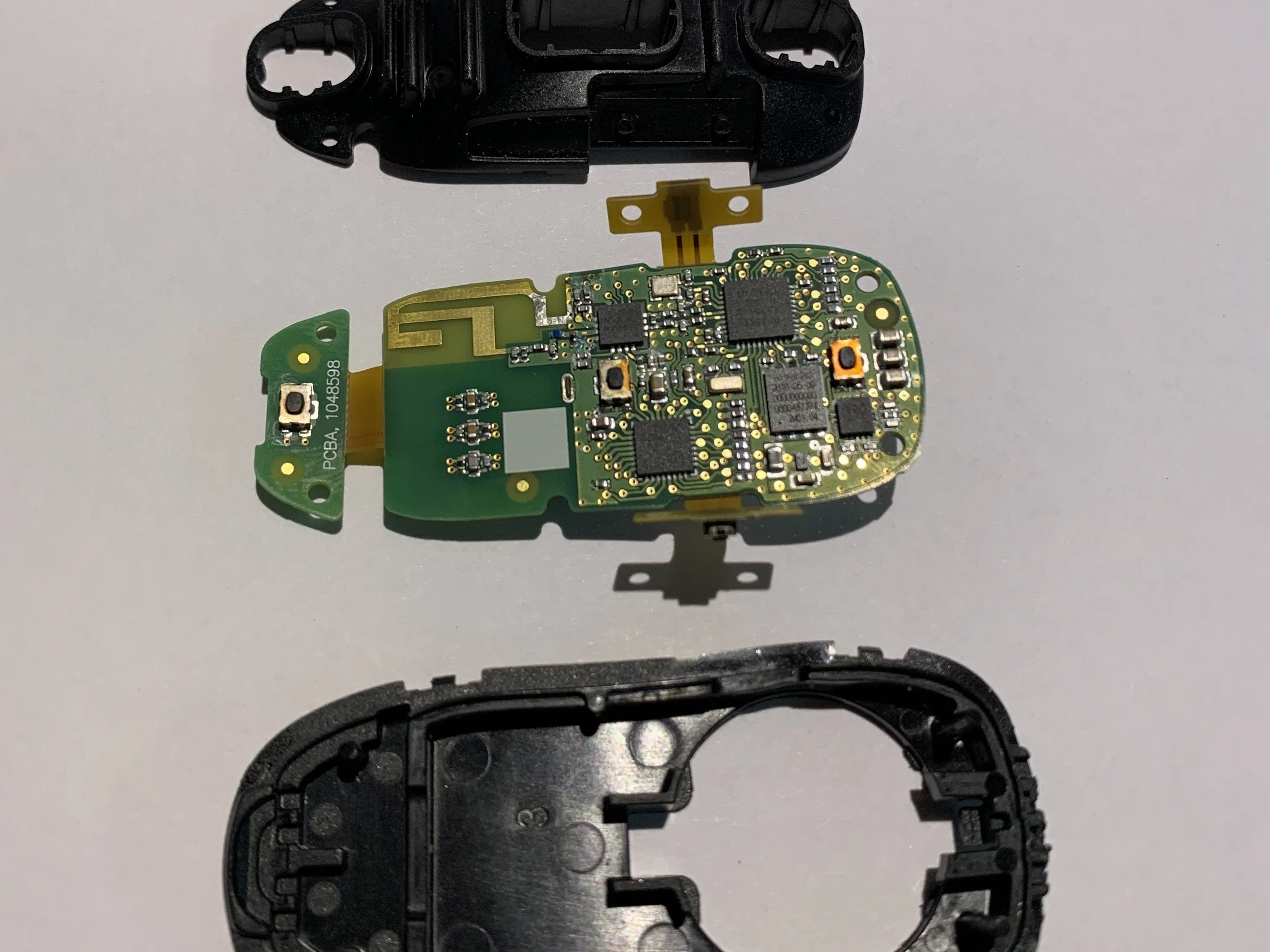 Tesla Model X Key Fob Teardown, Снятие боковых кнопок: шаг 5, изображение 3 из 3