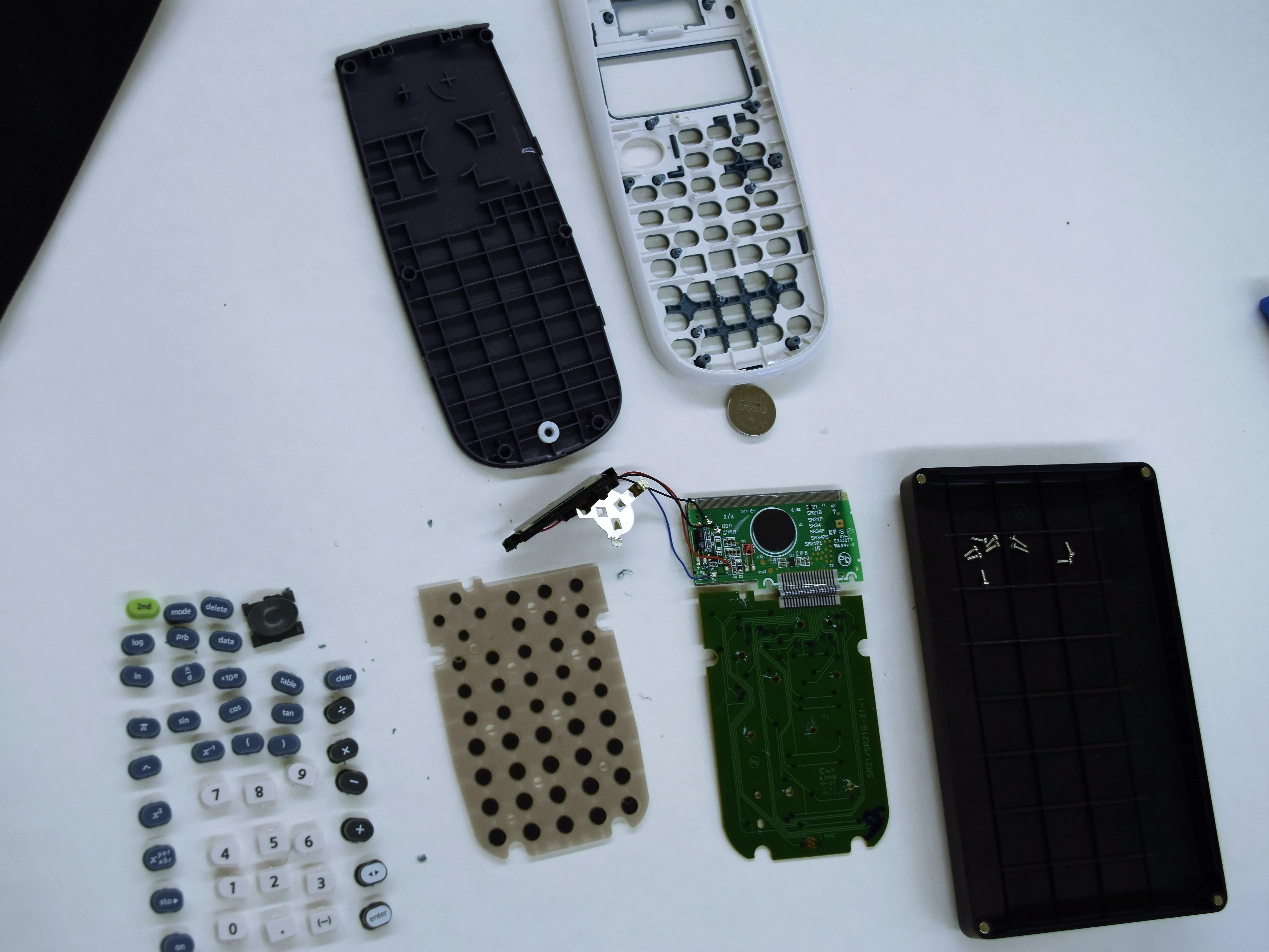 Texas Instruments TI-30 XS Multiview Teardown, наблюдение за разобранным калькулятором.: шаг 5, изображение 1 из 3