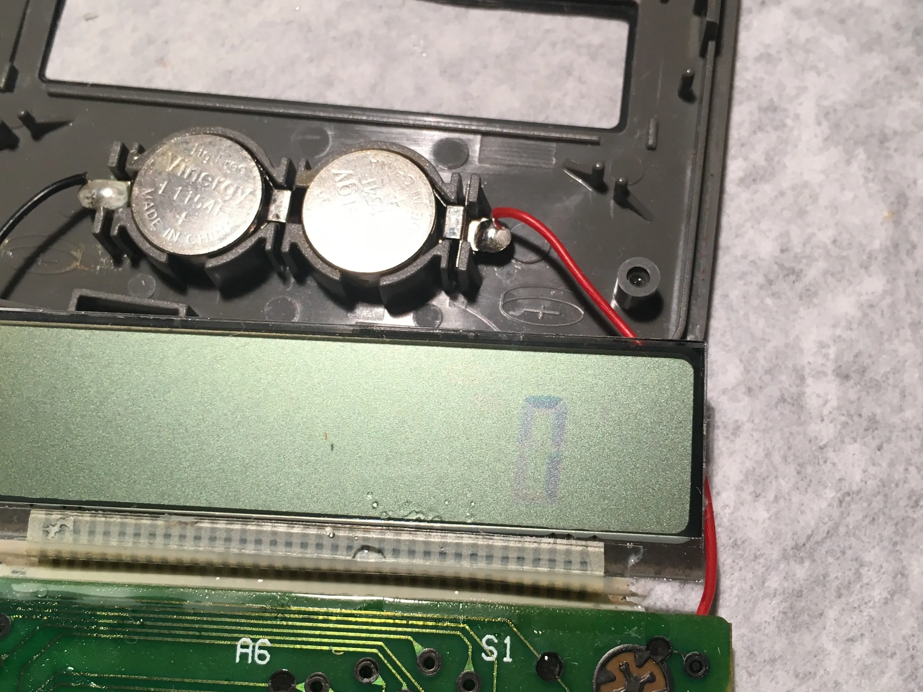 Texas Instruments TI-30Xa Teardown, Извлеките батарейки и их разъемы с места на передней панели.: шаг 3, изображение 2 из 2