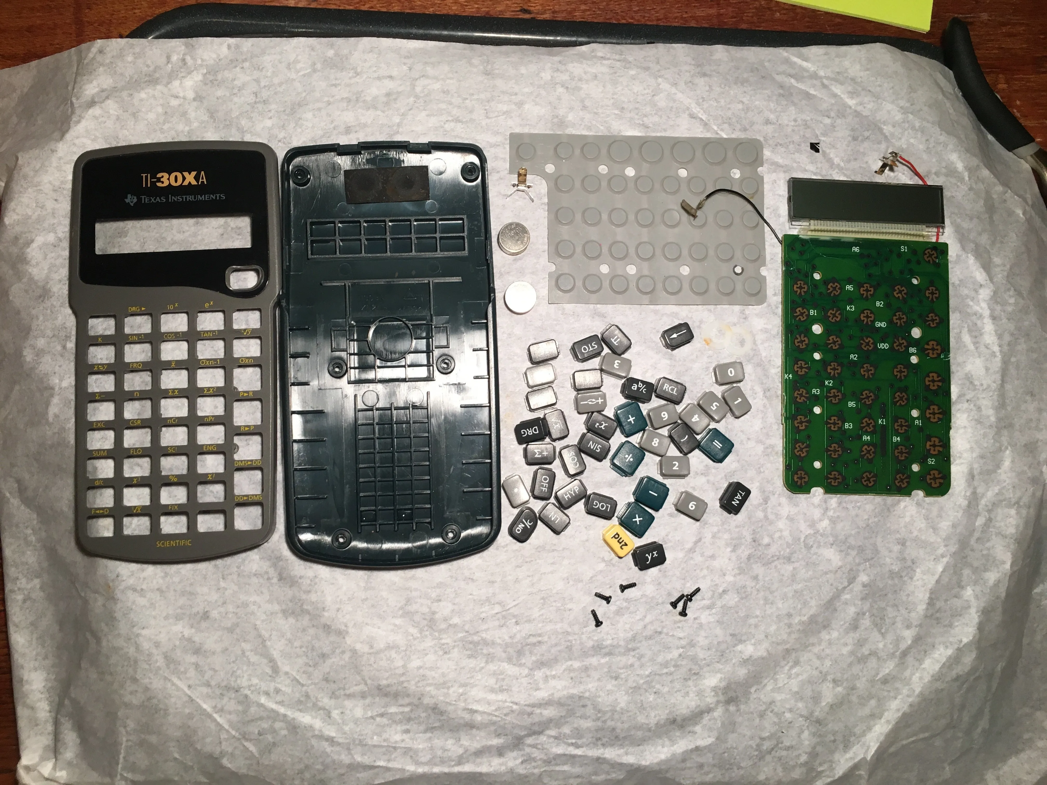 Texas Instruments TI-30Xa Teardown, Взрывной вид!: шаг 6, изображение 1 из 3