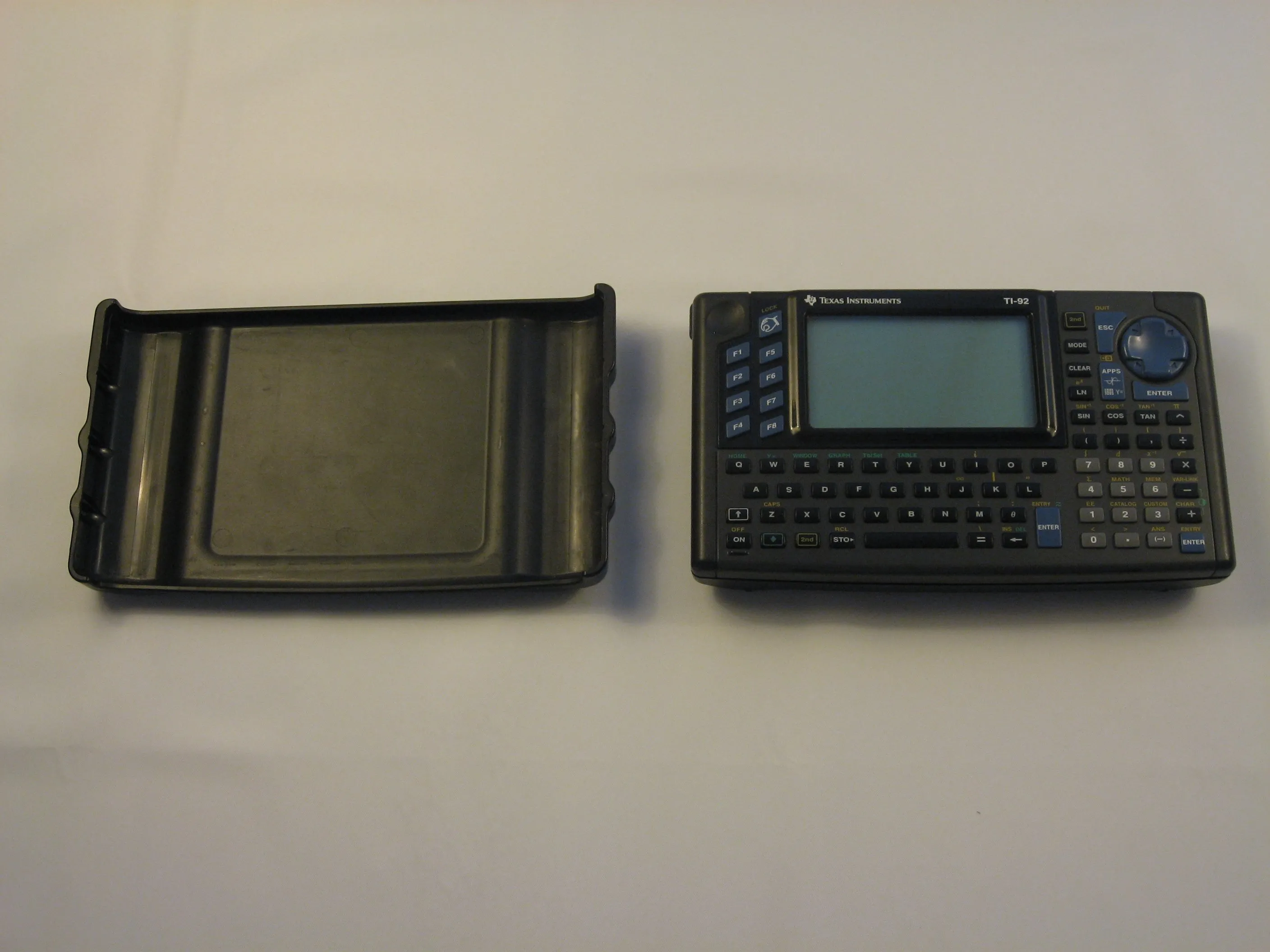 Texas Instruments TI-92 Teardown, Texas Instruments TI-92 Teardown: шаг 1, изображение 1 из 1