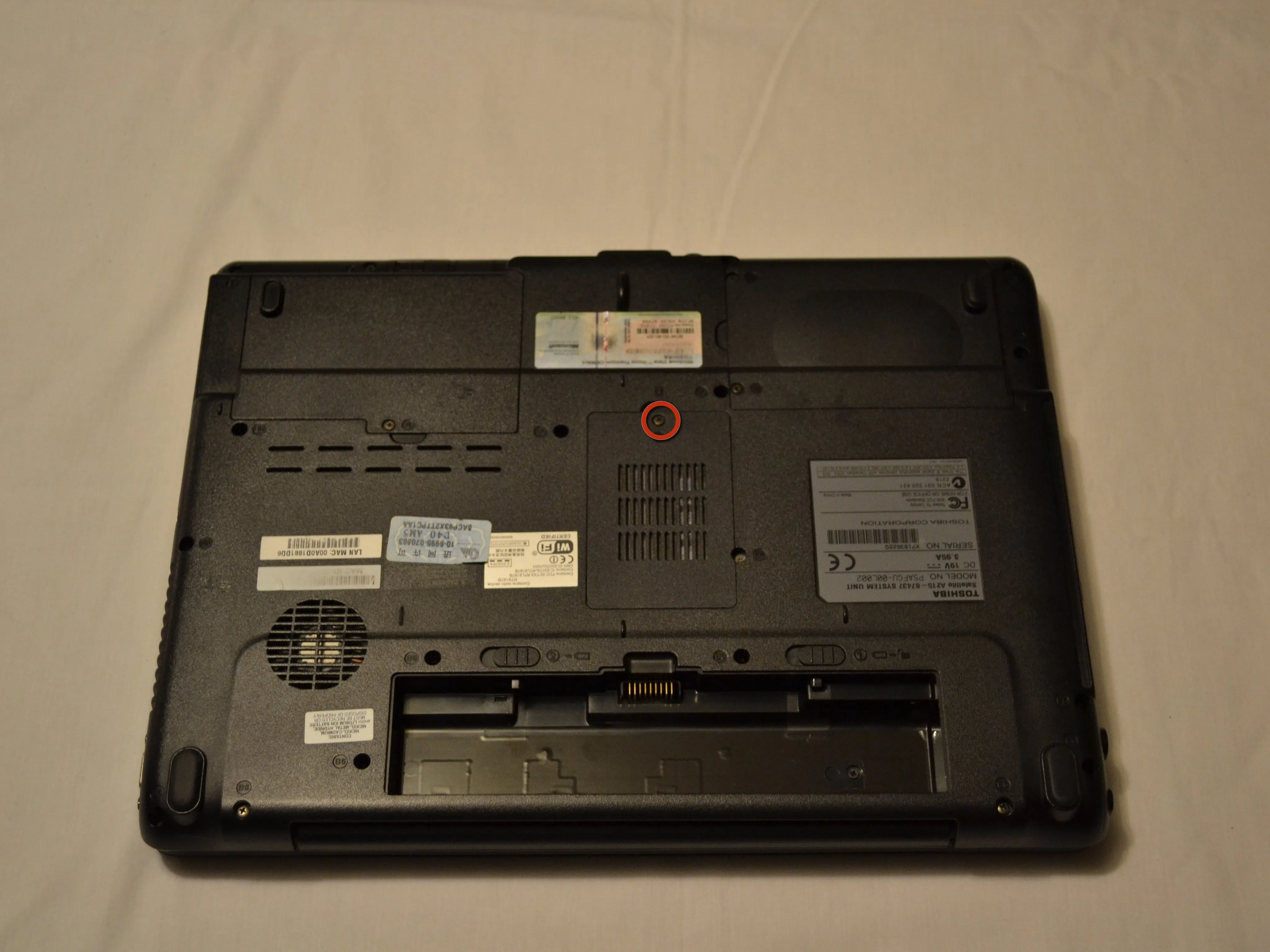 Разборка Toshiba Satellite A215: шаг 2, изображение 1 из 2