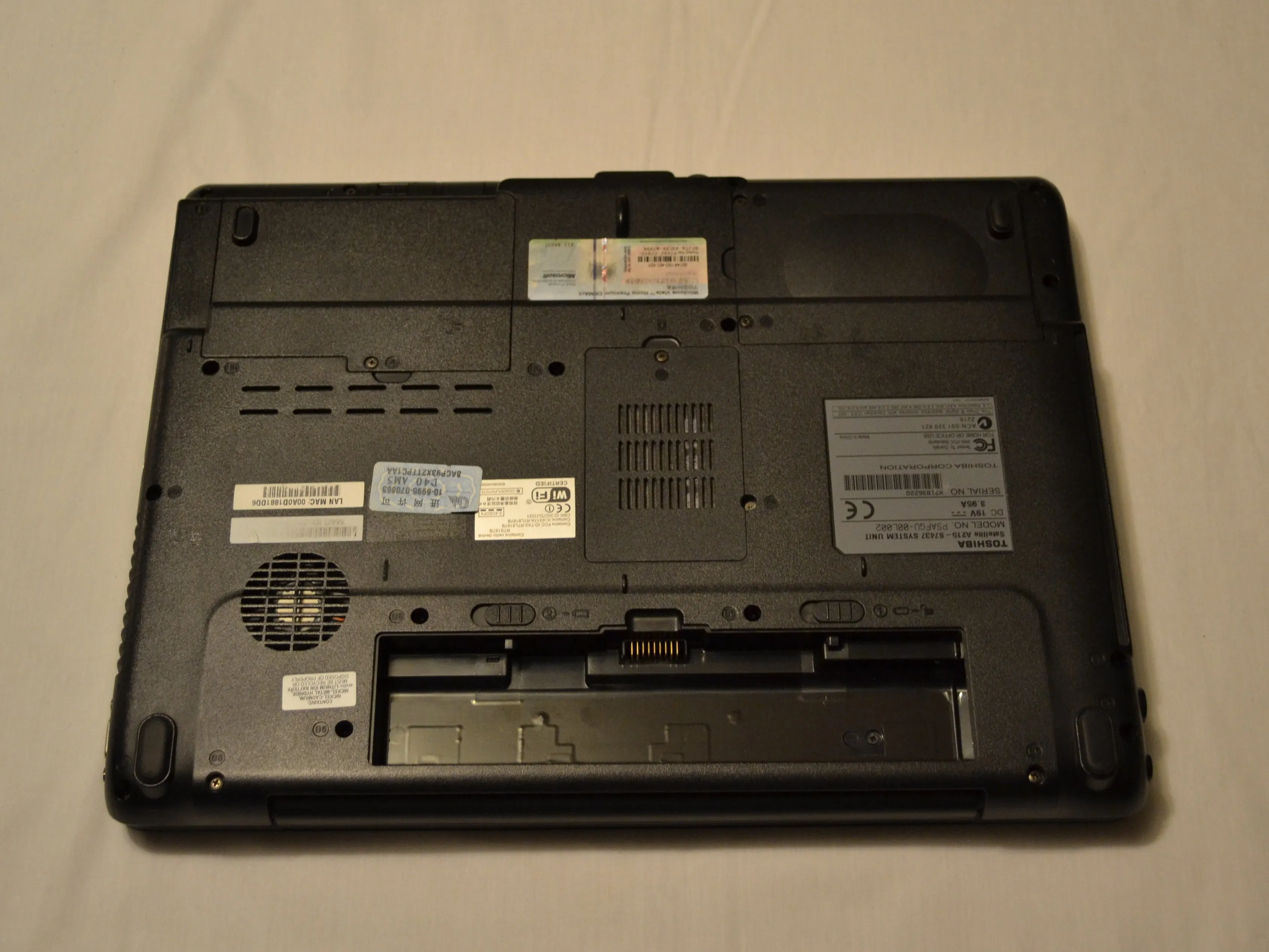 Toshiba Satellite A215 разборка, Toshiba Satellite A215 разборка: шаг 1, изображение 2 из 2