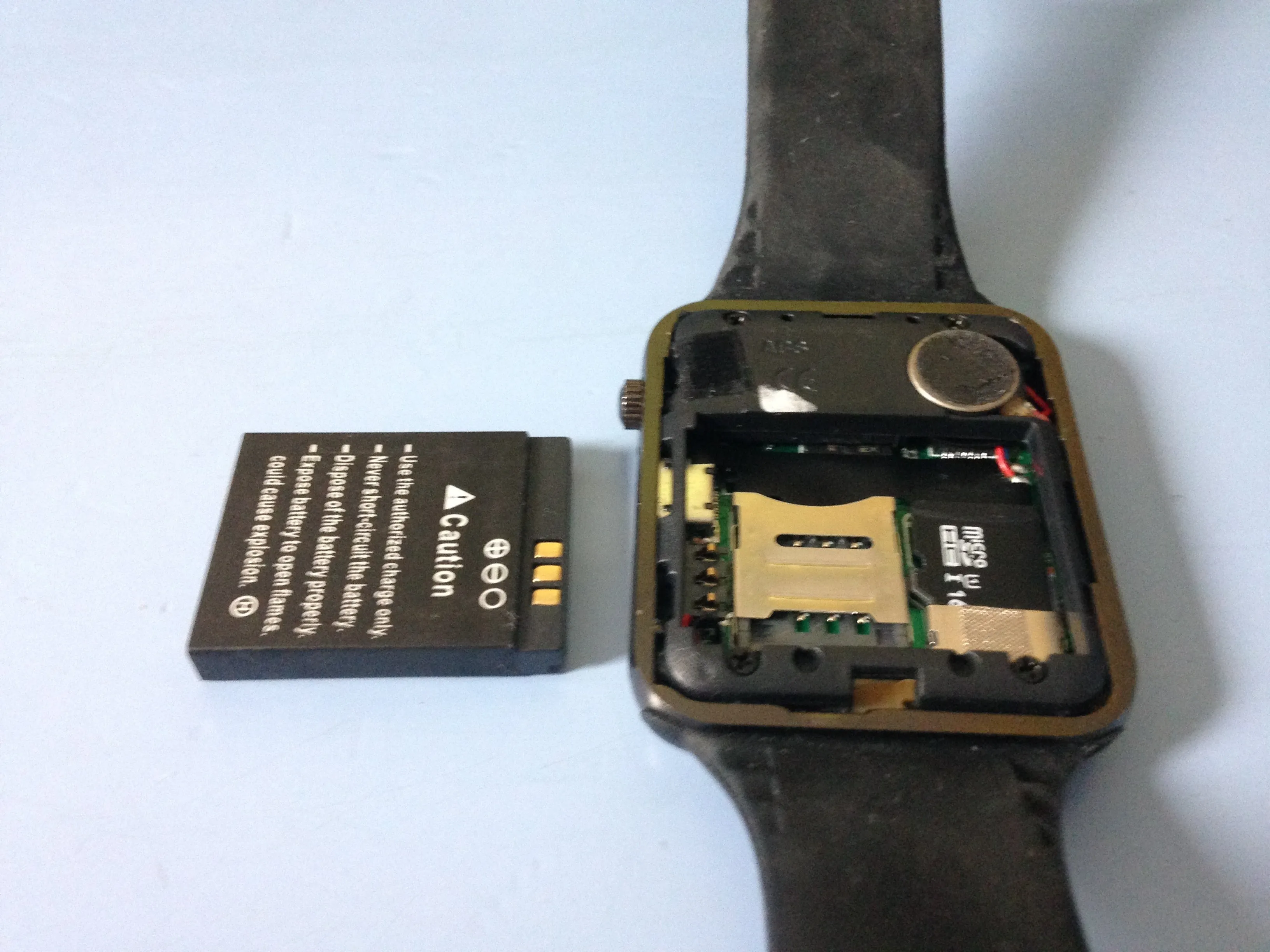 W8 Android Smart Watch Teardown, извлечение аккумулятора: шаг 4, изображение 2 из 2