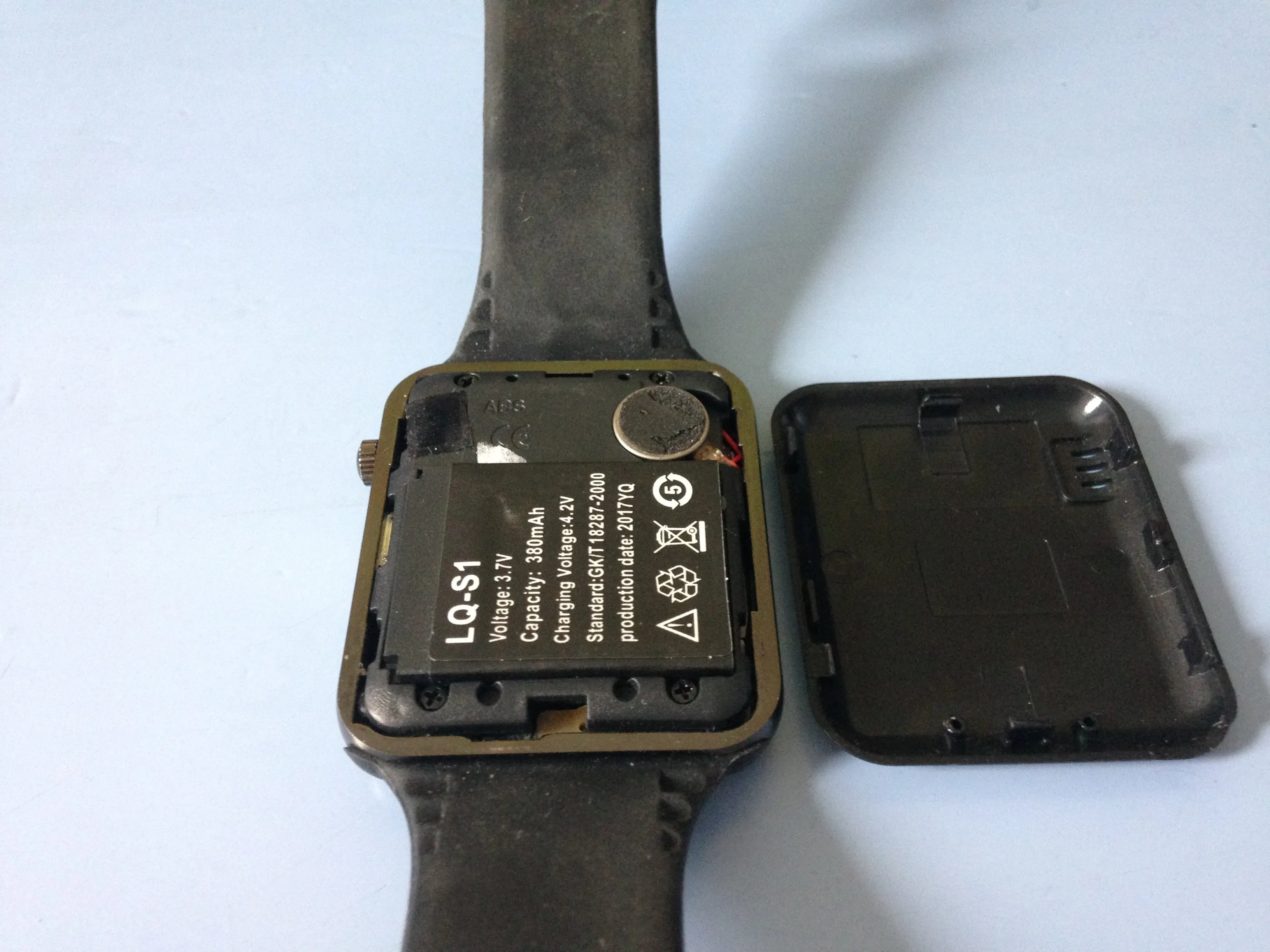 W8 Android Smart Watch Teardown, Снятие задней крышки: шаг 3, изображение 2 из 2