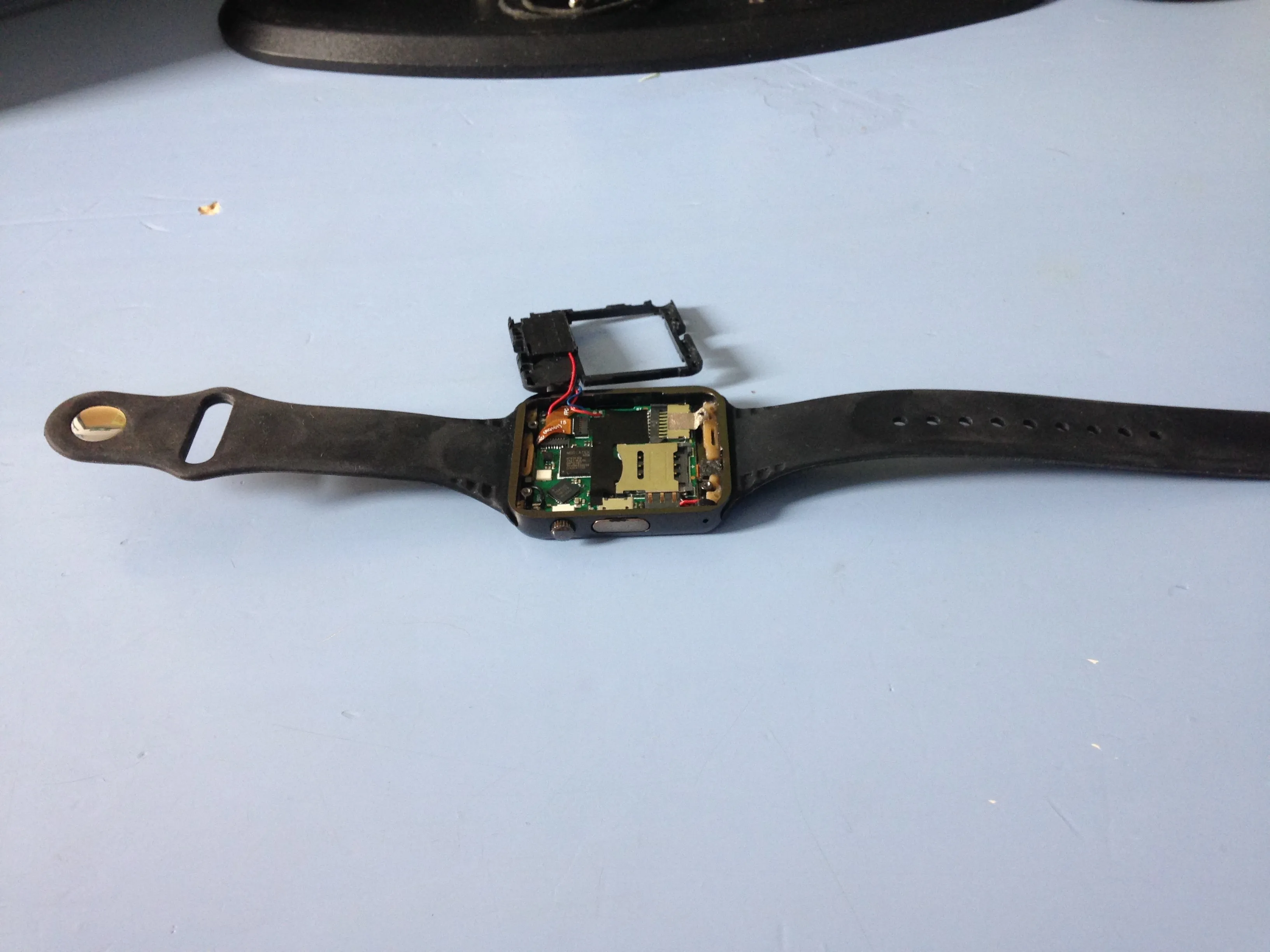 W8 Android Smart Watch Teardown, Снятие ремешков: шаг 9, изображение 1 из 3