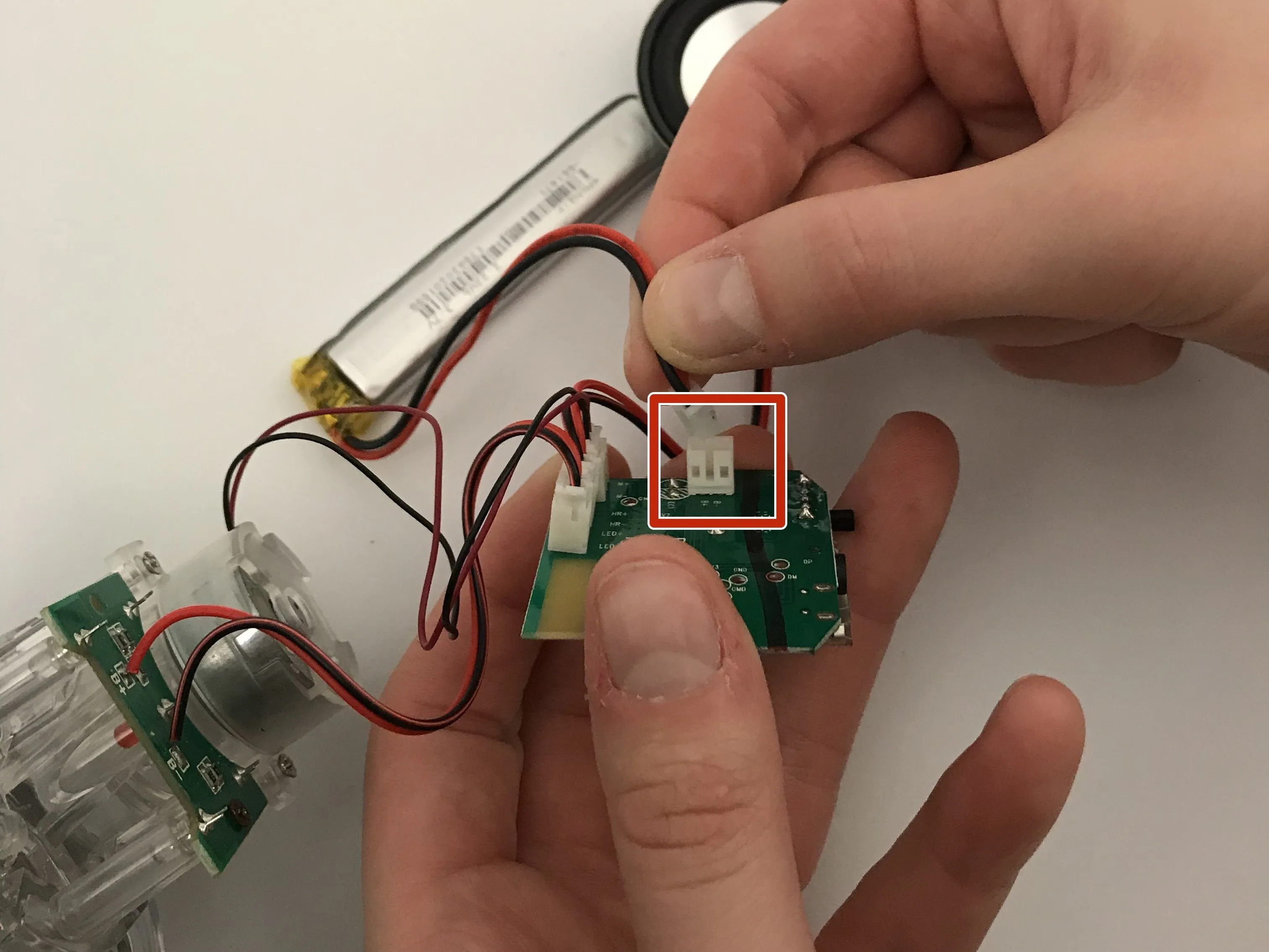 Беспроводные Bluetooth колонки для танцующей воды (SBT626) от Sharper Image Teardown: шаг 6, изображение 1 из 2