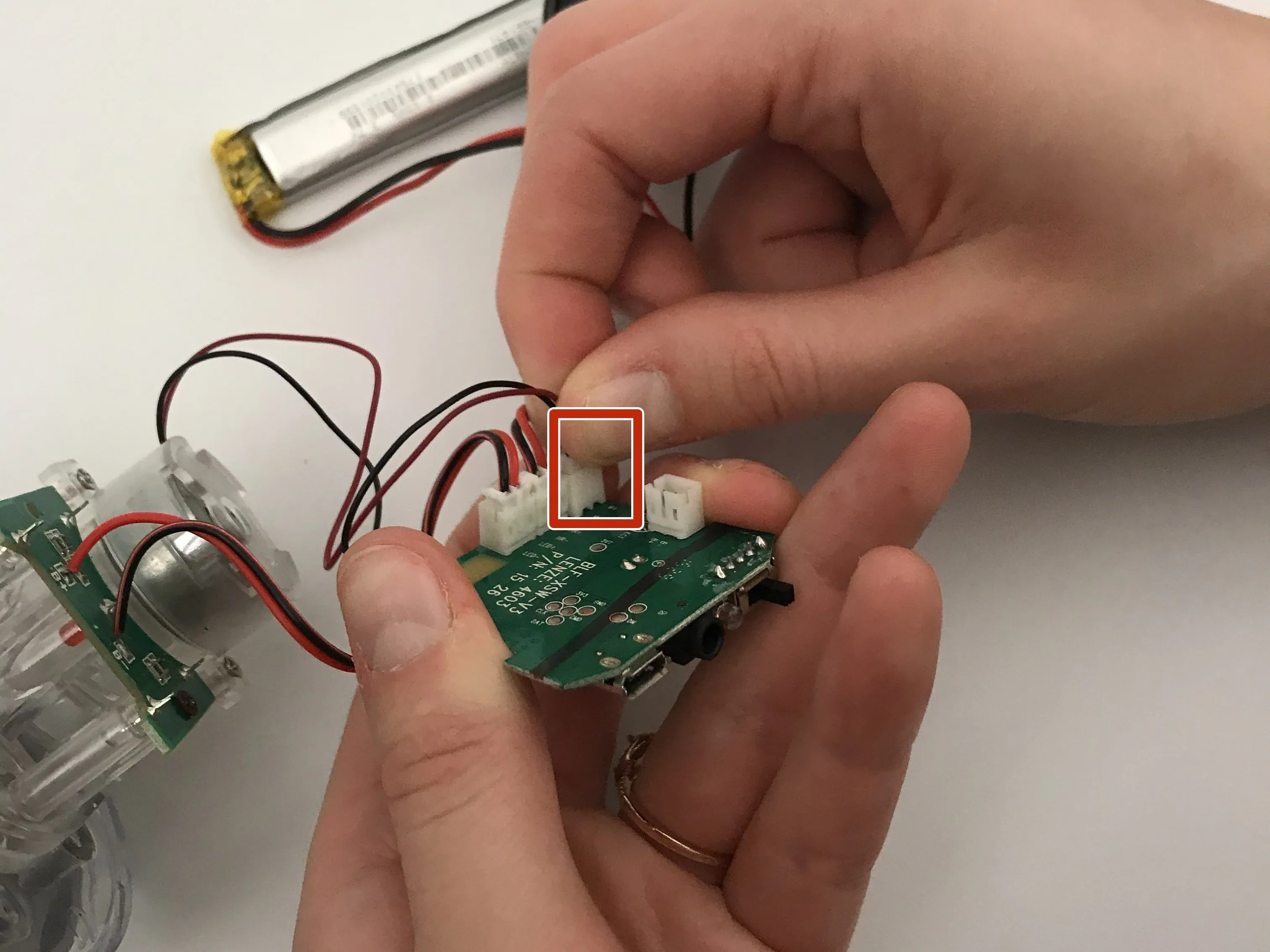 Беспроводные Bluetooth колонки для танцующей воды (SBT626) от Sharper Image Teardown: шаг 6, изображение 2 из 2