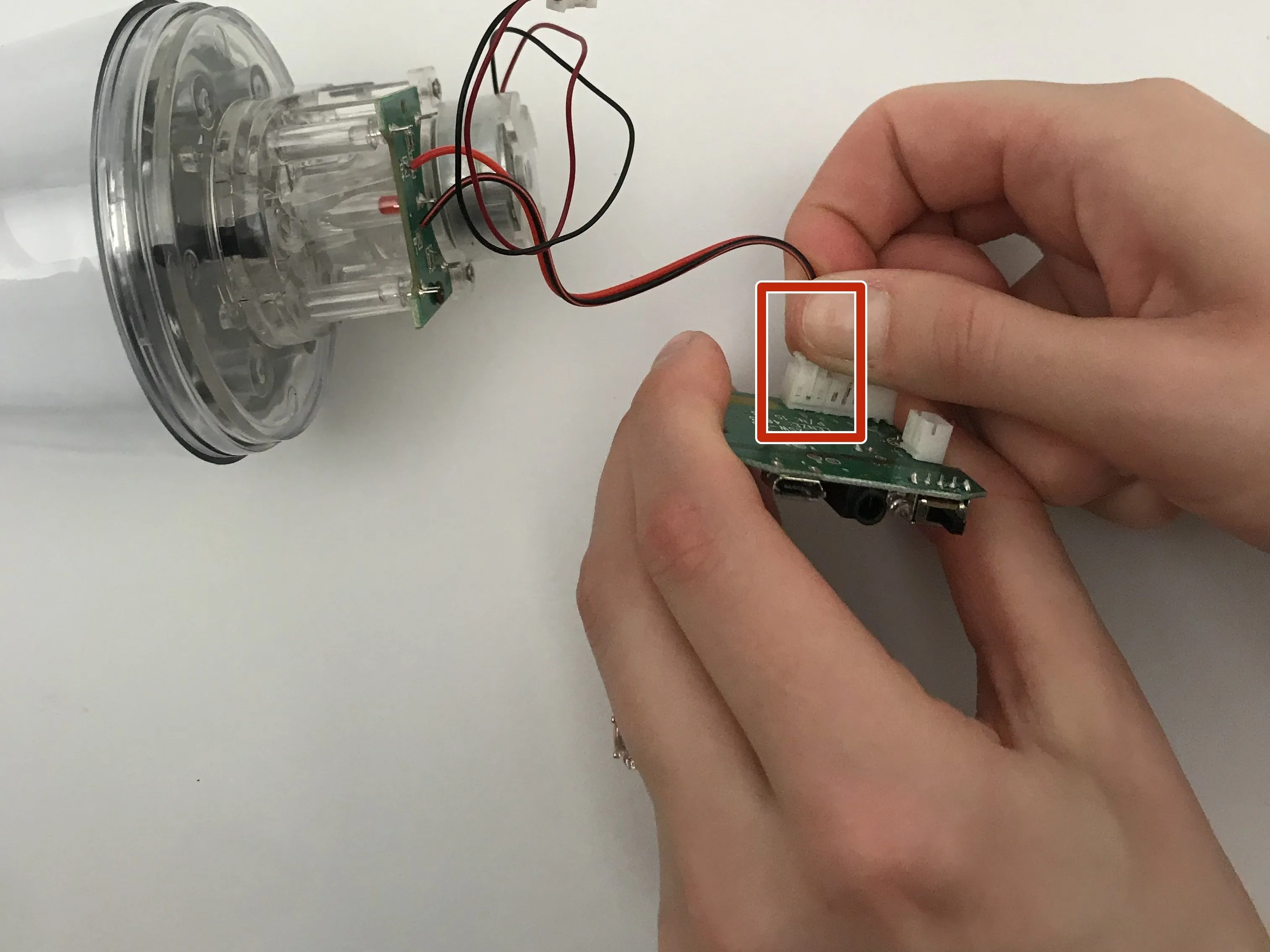 Беспроводные Bluetooth колонки для танцующей воды (SBT626) от Sharper Image Teardown: шаг 7, изображение 2 из 2