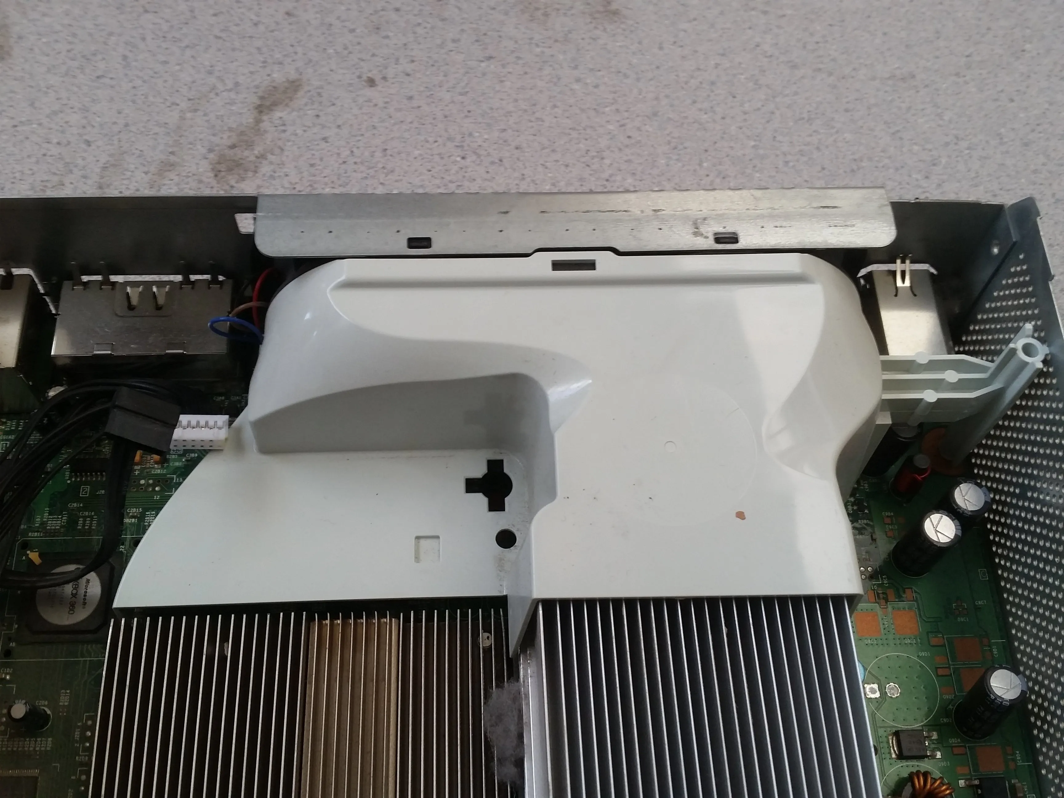 Xbox 360 Teardown, Открытие вентиляторов: шаг 10, изображение 1 из 3