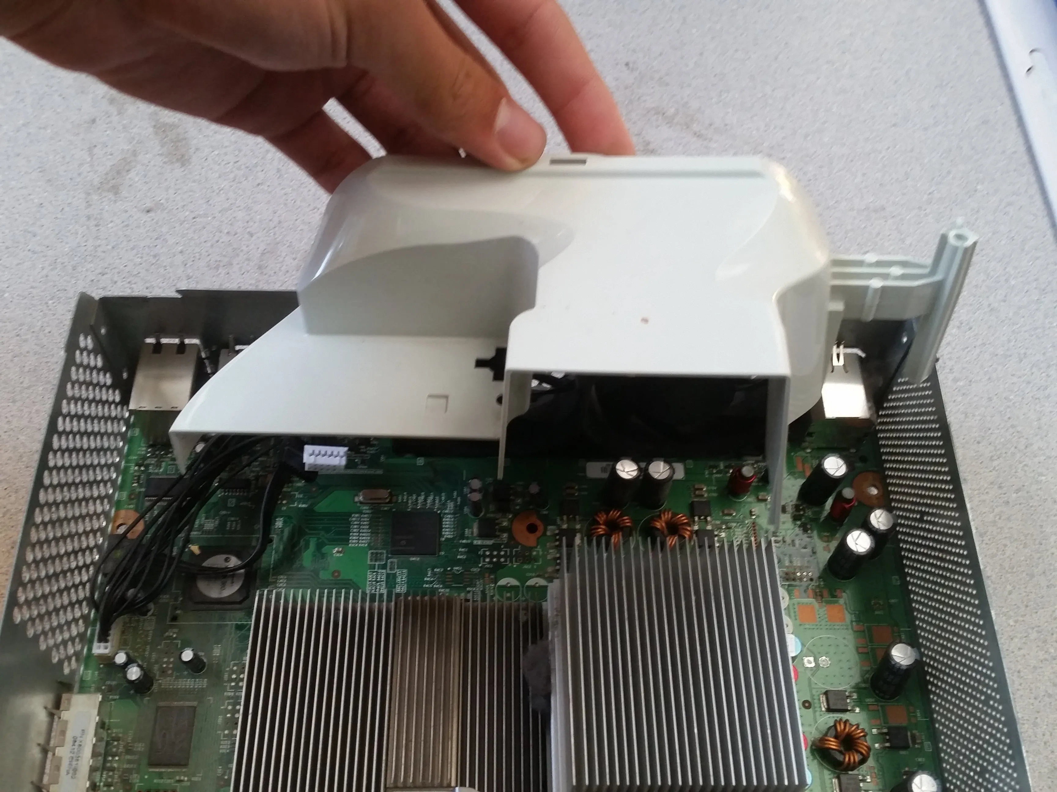 Xbox 360 Teardown, открытие вентиляторов: шаг 10, изображение 3 из 3