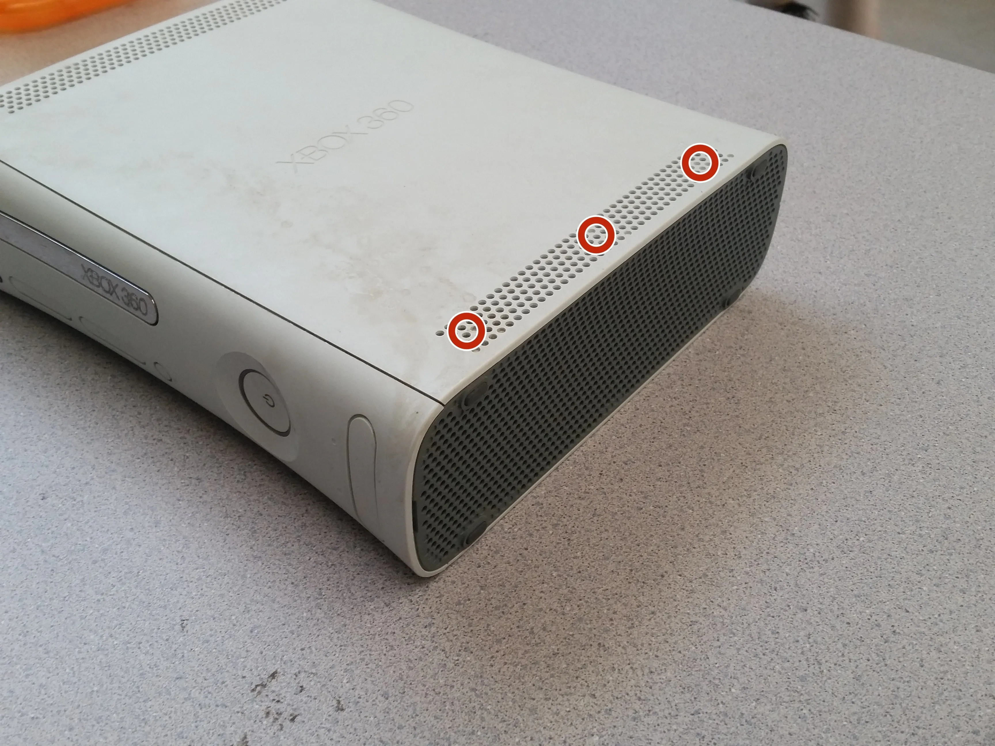 Xbox 360 Teardown, снятие нижней панели: шаг 3, изображение 1 из 3