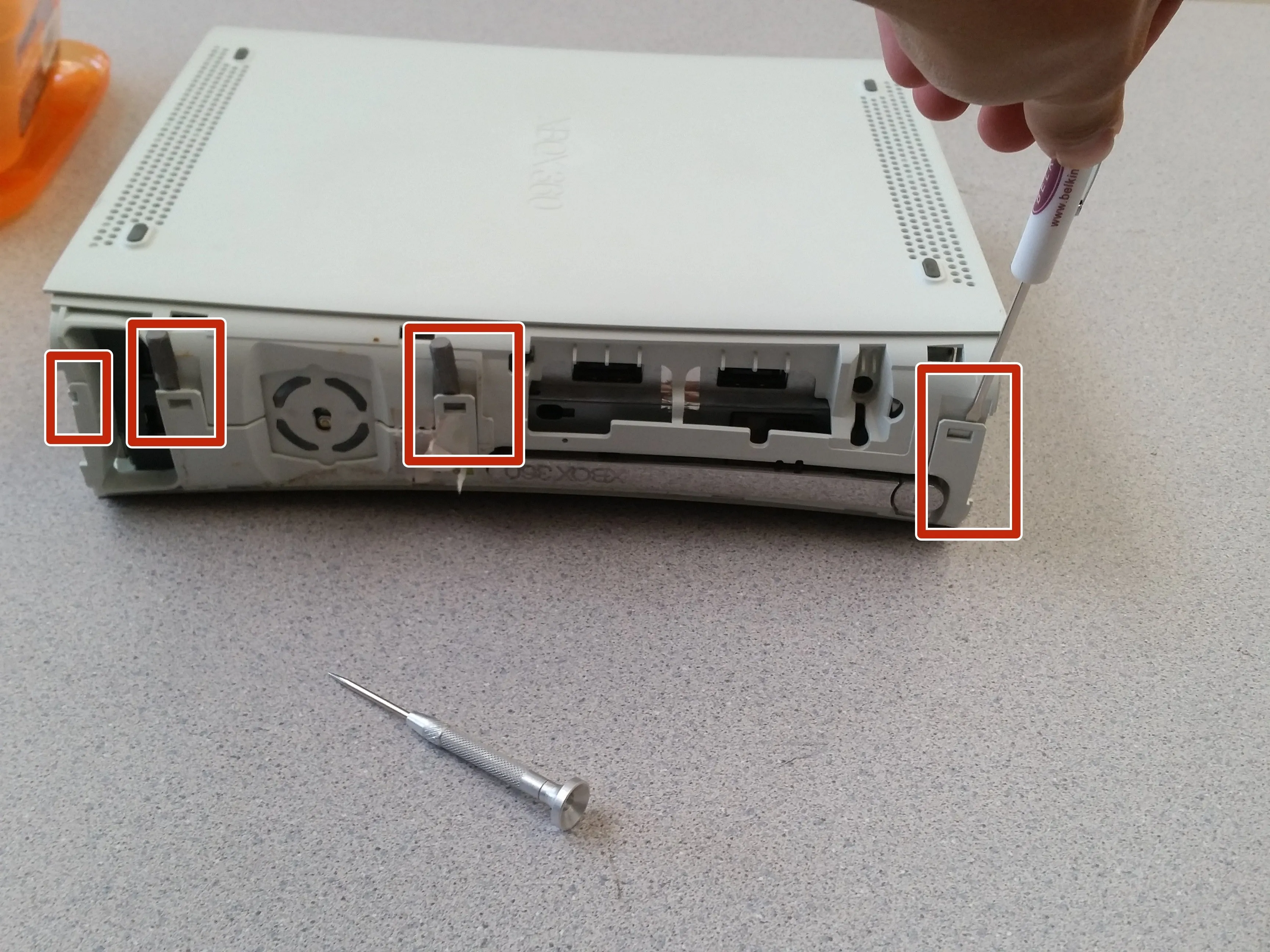 Xbox 360 Teardown, Передняя панель: шаг 5, изображение 1 из 2