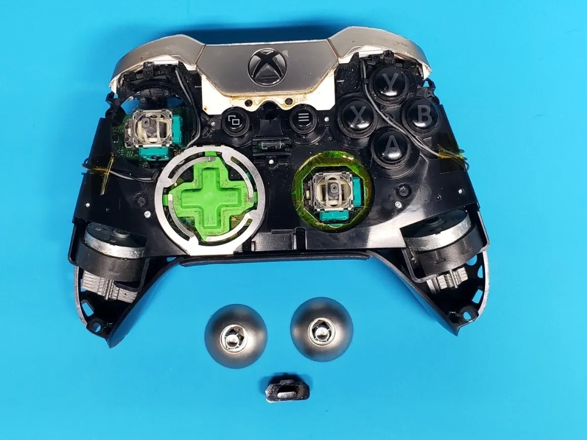 Разборка контроллера Xbox One Elite Controller (модель 1698), извлечение джойстиков и селекторного переключателя: шаг 4, изображение 2 из 2